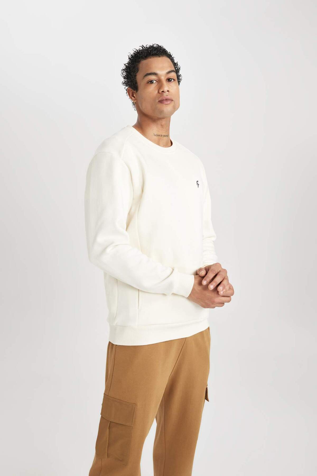 DeFacto-Fit Standard Fit Rundhalsausschnitt bedrucktes Sportler-Sweatshirt mit Taschen B4773ax24sp 4