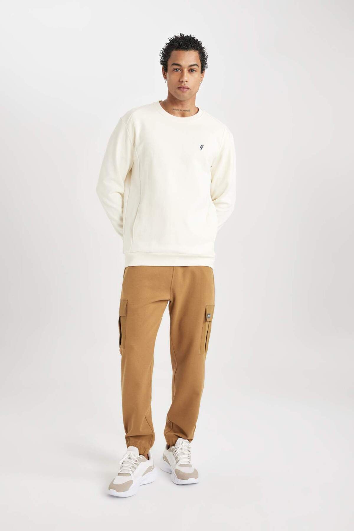 DeFacto-Fit Standard Fit Rundhalsausschnitt bedrucktes Sportler-Sweatshirt mit Taschen B4773ax24sp 2