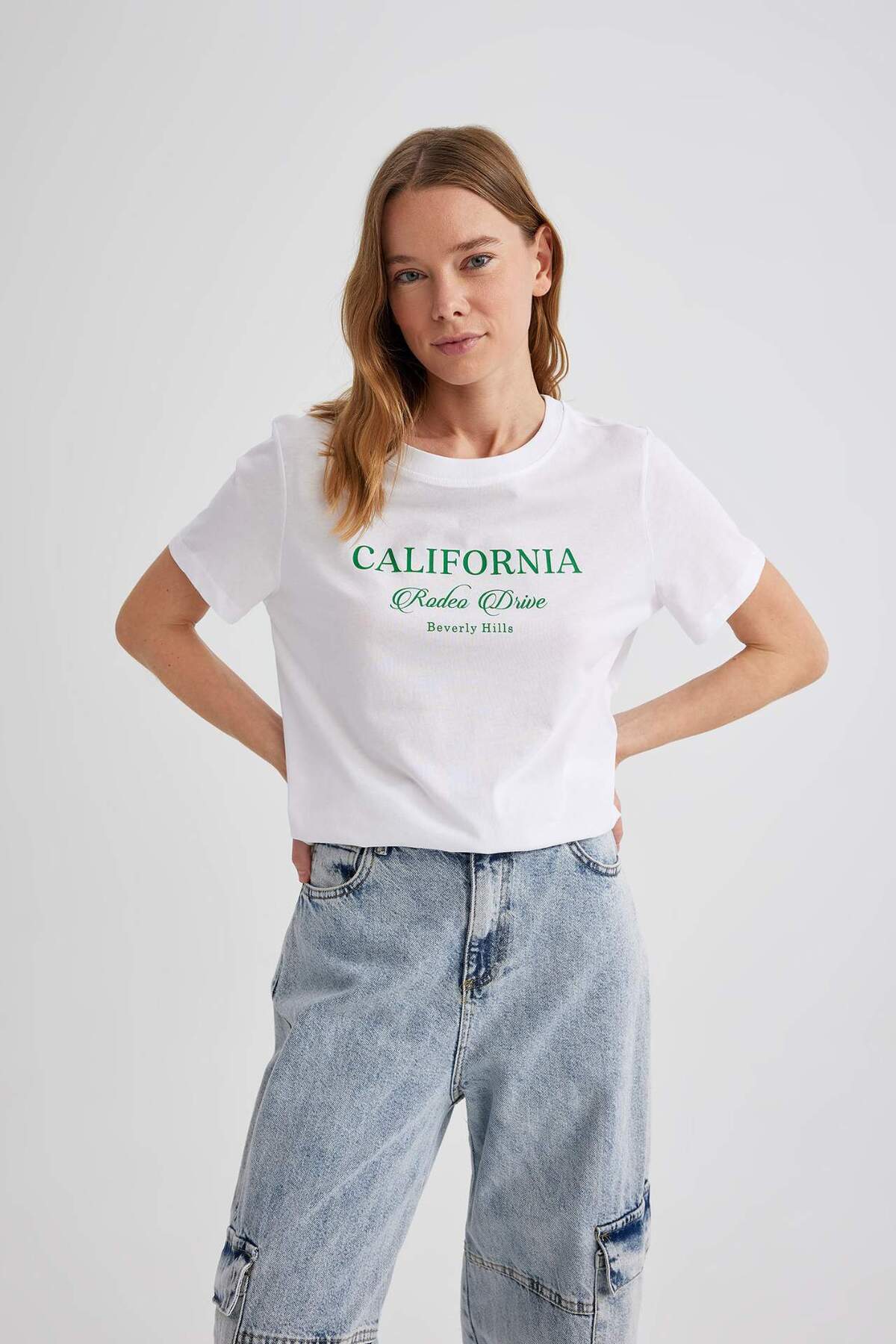 DeFacto-Bedrucktes Kurzarm-T-Shirt mit normaler Passform und Rundhalsausschnitt C2582AX24SM 1