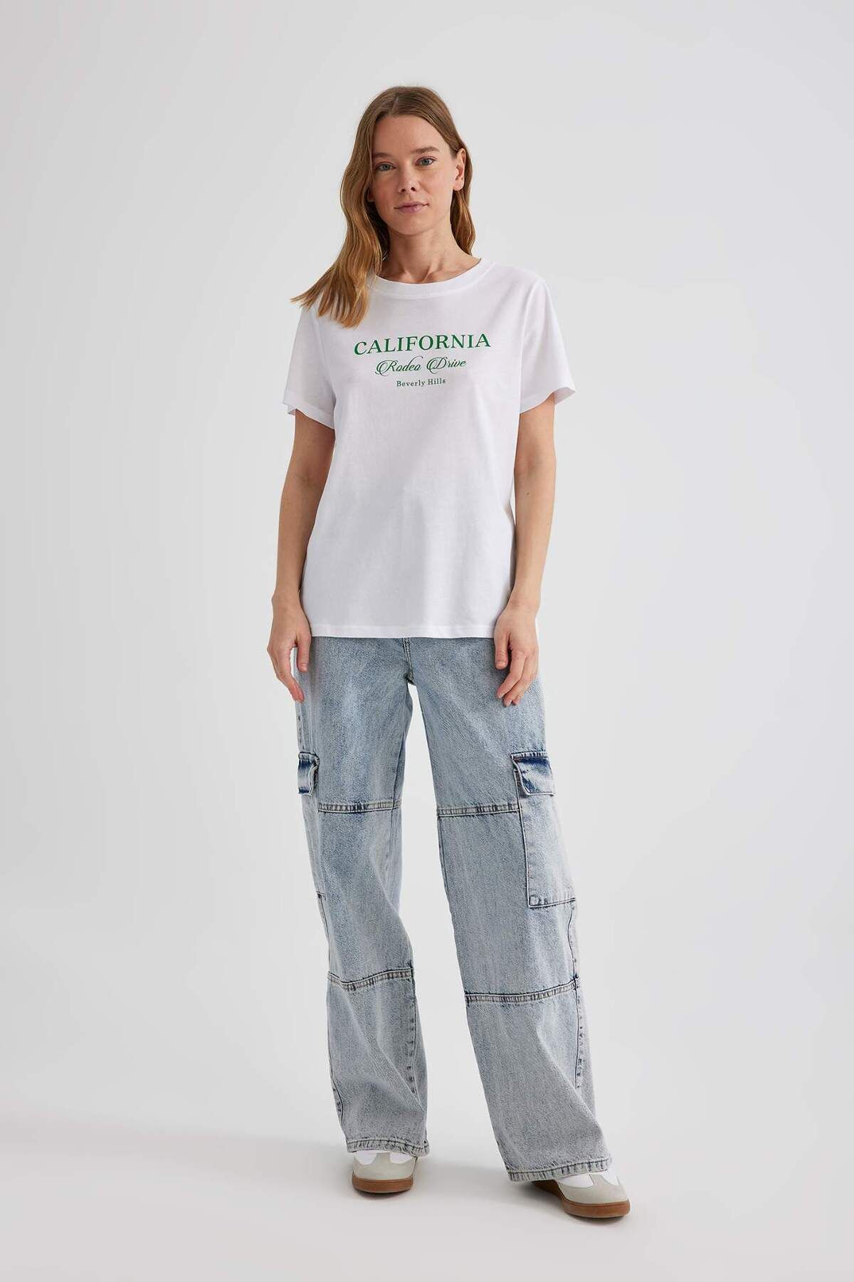 DeFacto-Bedrucktes Kurzarm-T-Shirt mit normaler Passform und Rundhalsausschnitt C2582AX24SM 2