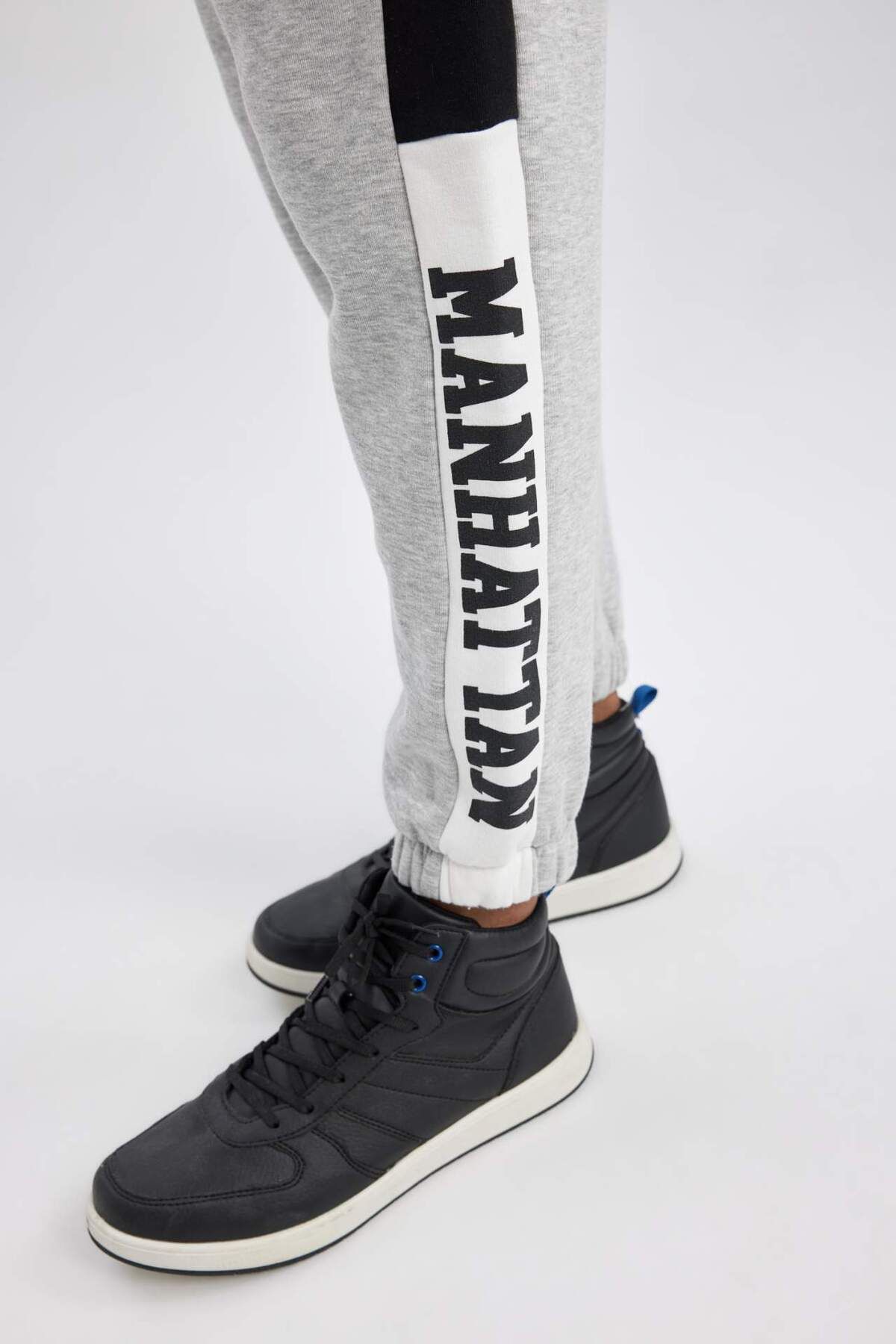 DeFacto-Tepláky DeFactoFit Jogger Standard Fit s dvojitými kapsami s potiskem na elastické nohavice B4488AX24SP 6