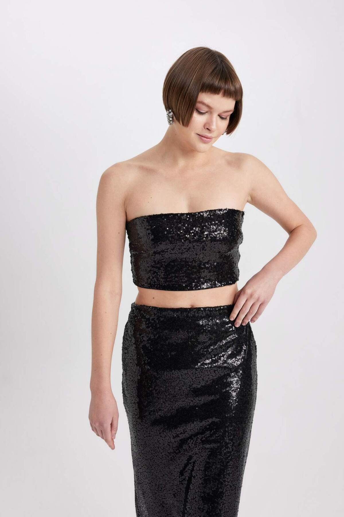 DeFacto-Slim Fit, schmal geschnittene, trägerlose Pailletten-Stoffbluse B7637AX23WN 5