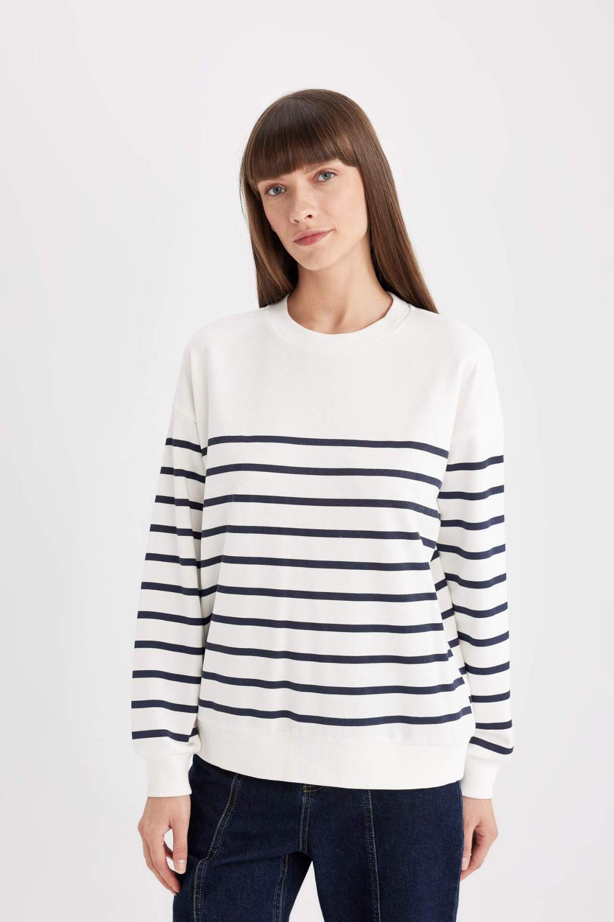 DeFacto-Relax Fit Crew Neck pruhovaná tenká mikina A9255AX23WN 4