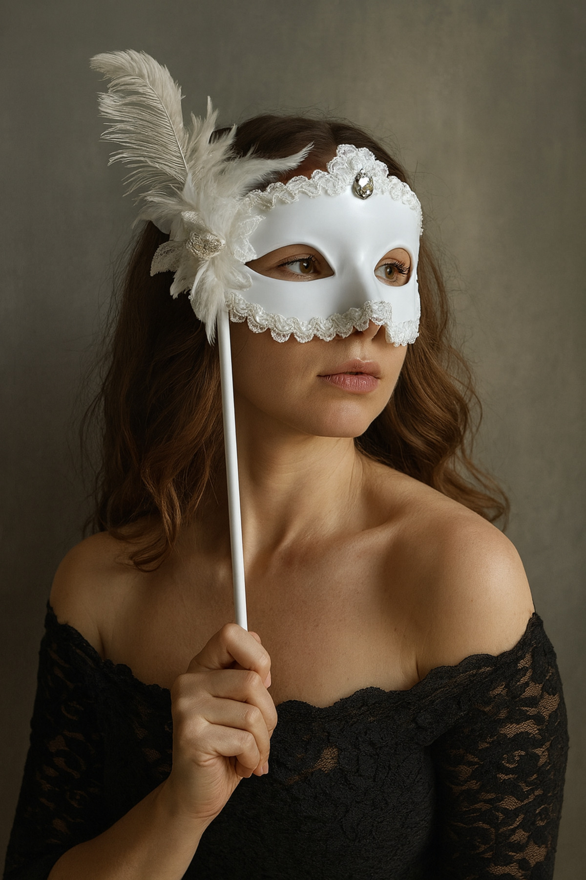 Niyet Çubuklu Beyaz Tüylü Venedik Maske - Kostüm Partileri, Maskeli Balo Aksesuarları, Yılbaşı Eğlenceleri