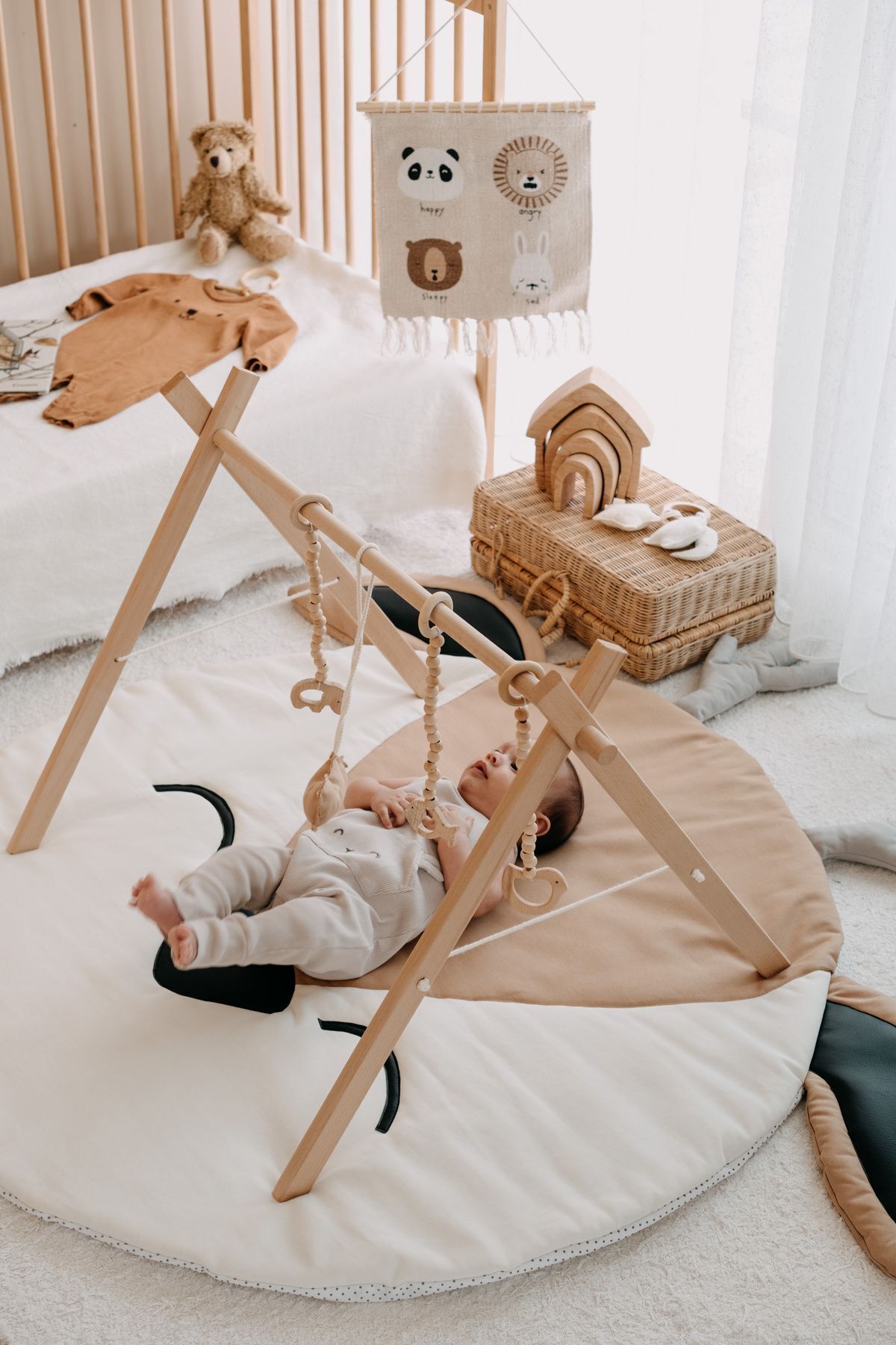 DERY BABY Ahşap Bebek Oyun Alanı (baby gym-aktivite merkezi)(ahşap oyuncaklar MİCKEY EMZİK askısı dahildir) fotoğrafı 2 (önizleme)