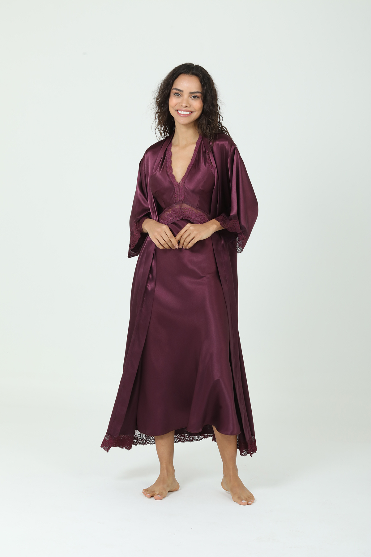 Bondy Yırtmaçlı ve Sırt Dekolteli Premium Çeyizlik Saten Gecelik ve Sabahlık Seti – Dantel Detaylı MÜRDÜM