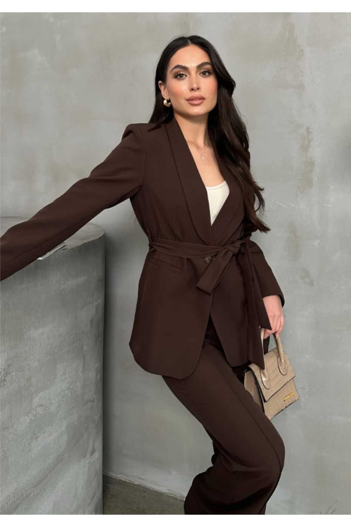 Düğme Detaylı Kemerli Ceket Pantolon Takım - Görsel 4