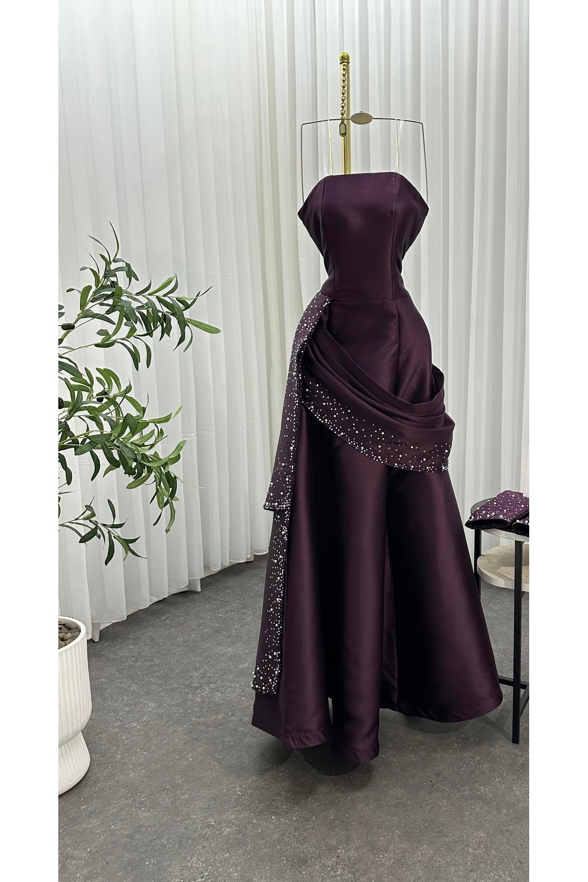 Diva style-Modern and distinctive evening dress with separate sleeves and embroidered Mikado fabric 1