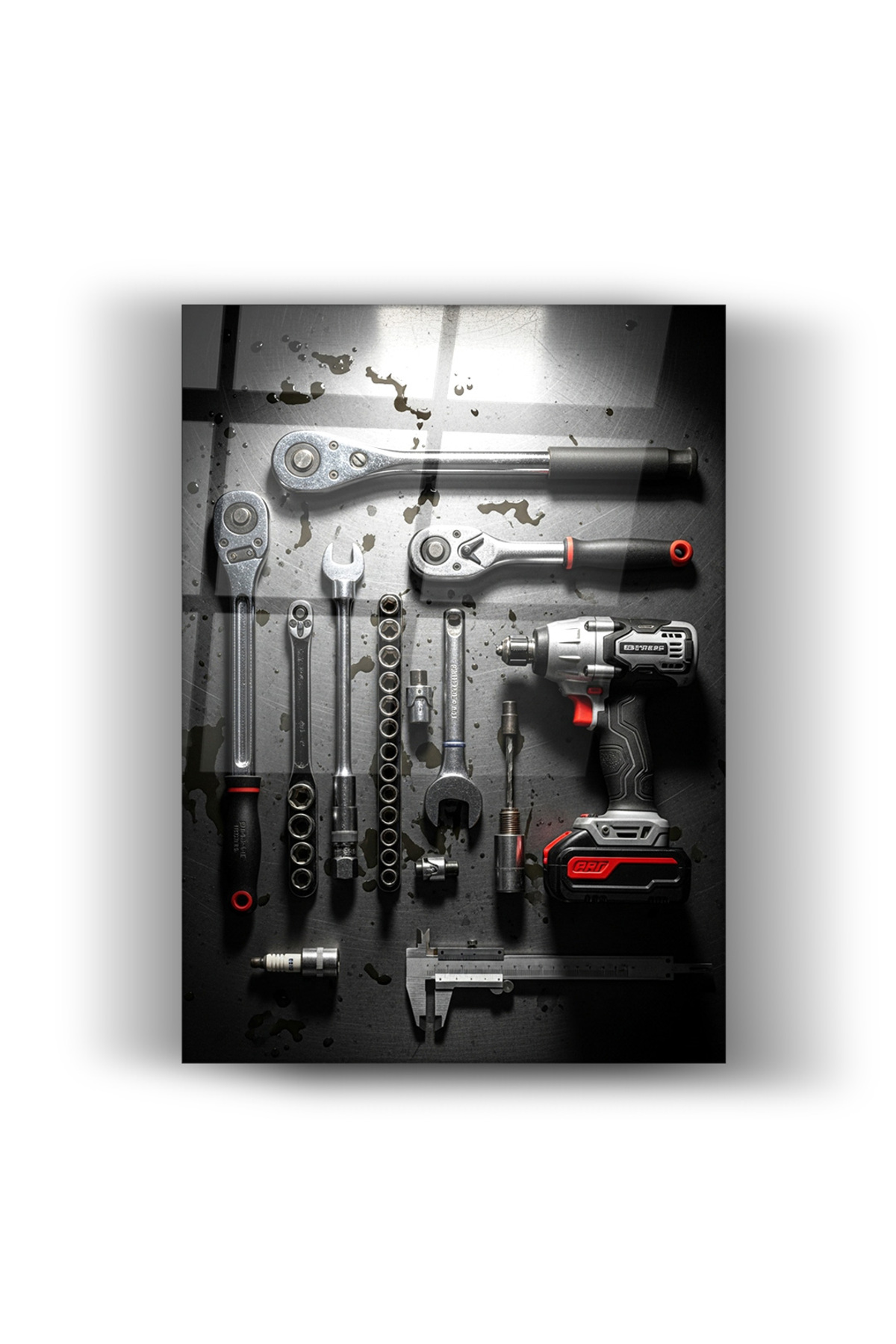 Cam Tablo – “Garage Tools” | Endüstriyel Flatlay, HD UV Baskı, Parlak Temperli Cam