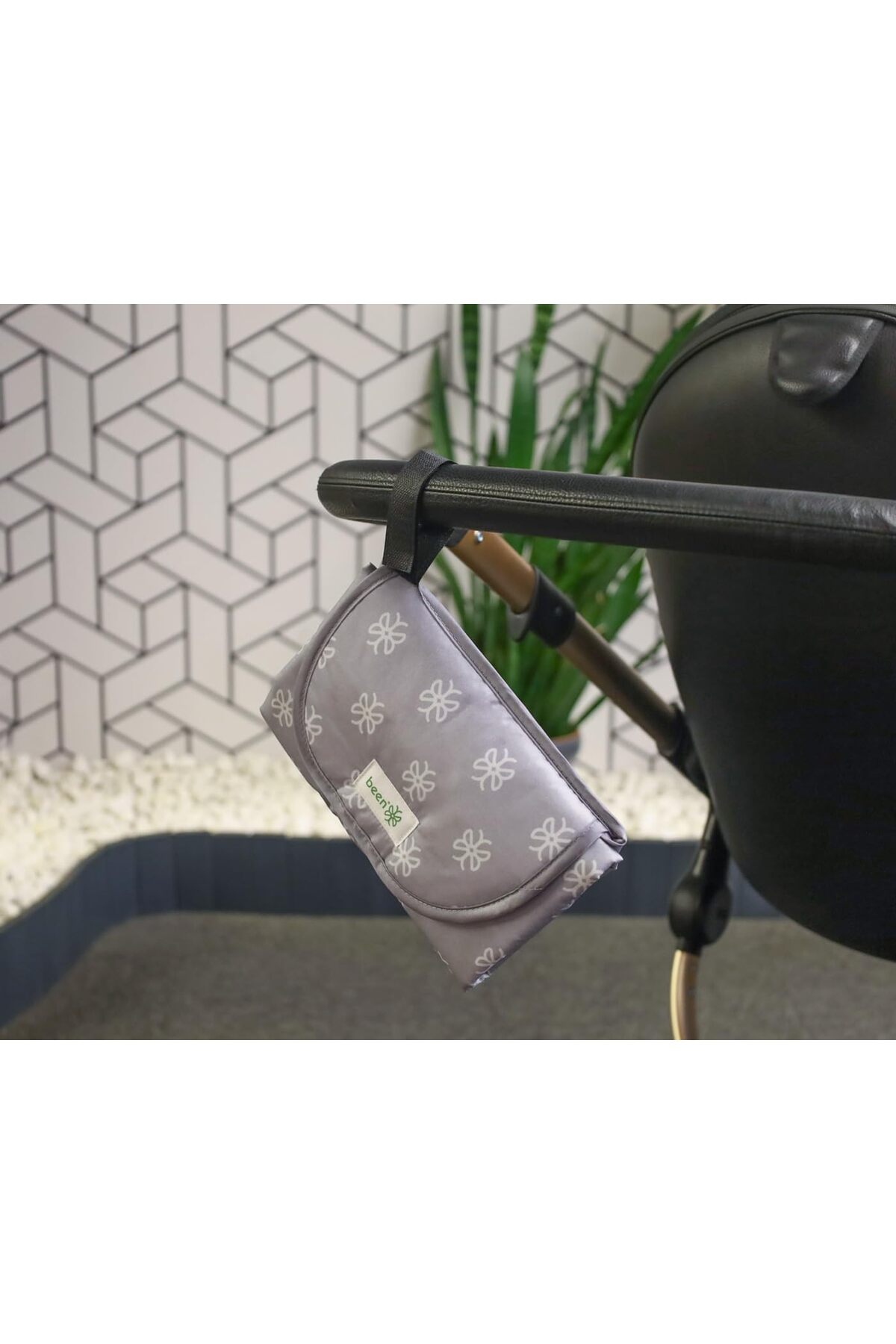 Hype Store Portable Diaper Changing Mat/Pratik Alt Değiştirme Matı fotoğrafı 2 (önizleme)