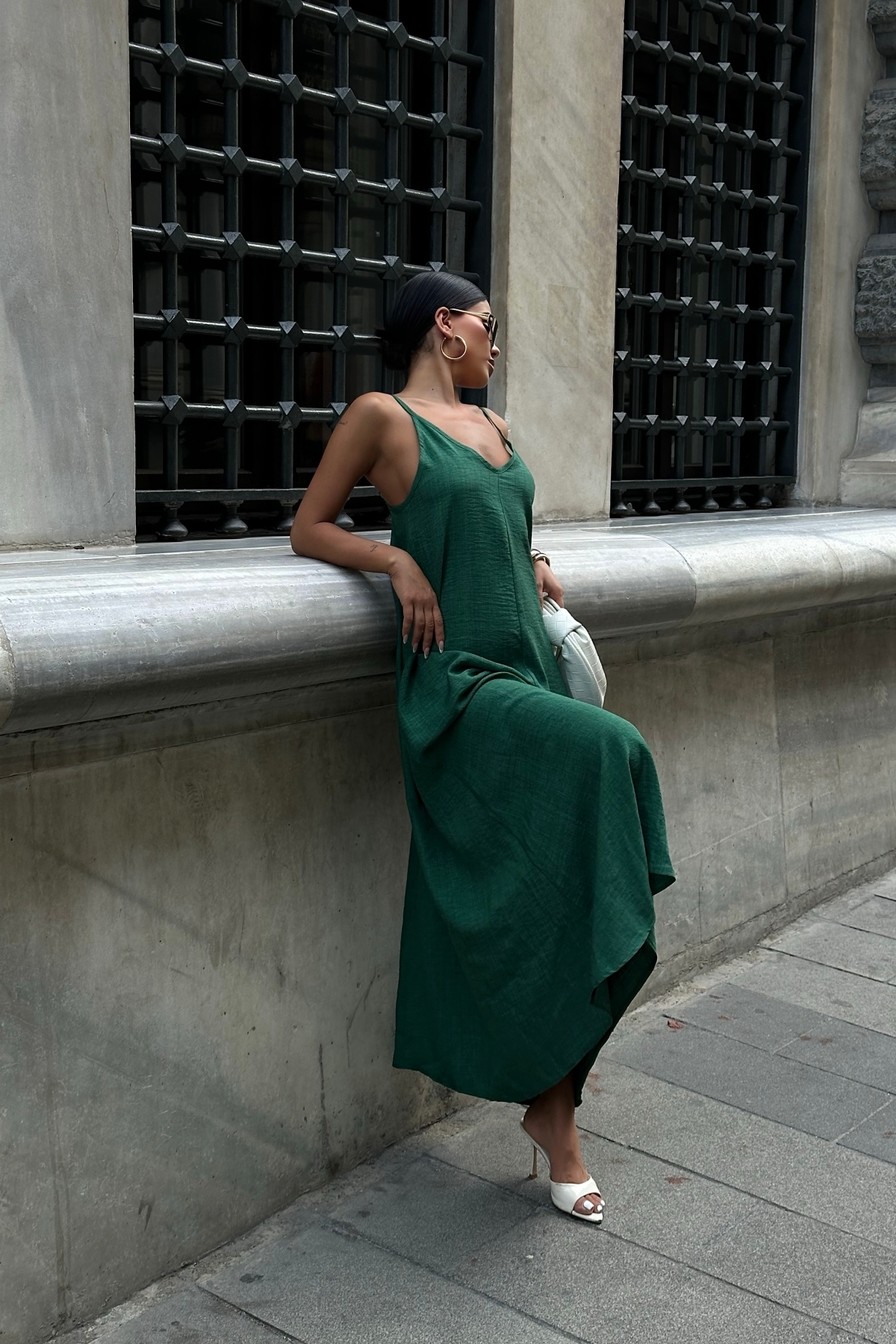 World Fashion Trends 8088 GREEN Ľanové dlhé šaty s nastaviteľnými ramienkami