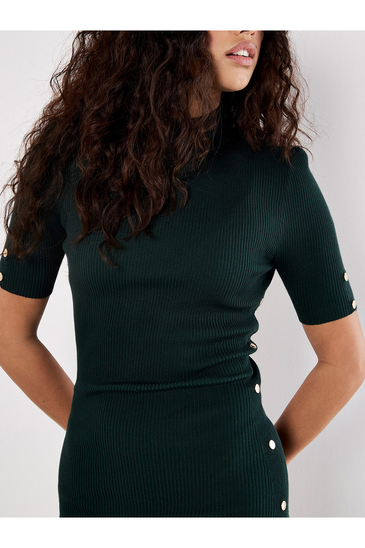 Apricot-Geripptes Strick-Minikleid mit Knopfverzierung 3