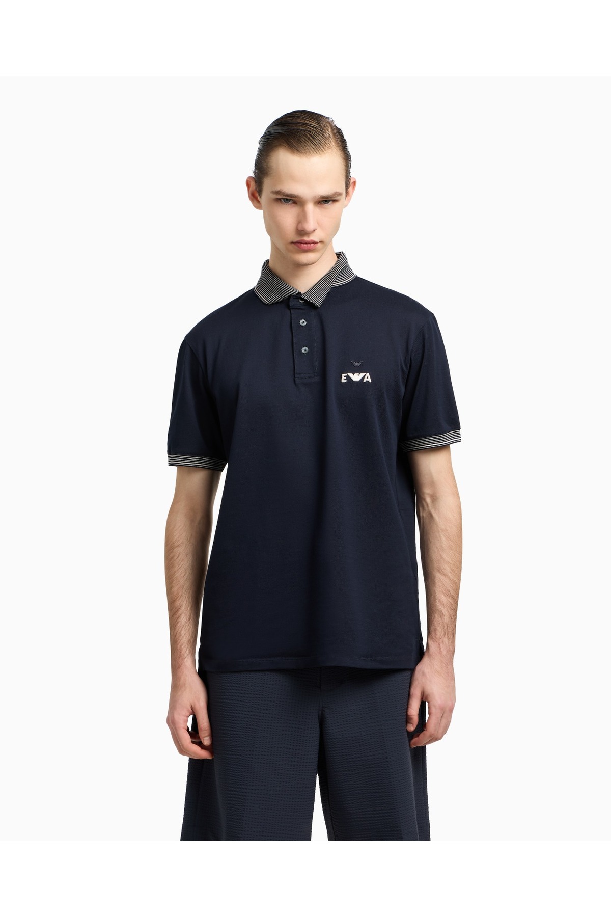 امپوریو آرمانی پولو شرت مردانه آستین کوتاه طرح لوگودار ۱۰۰٪ پنبه، سرمه‌ای، EM002992 AF12955-UB118