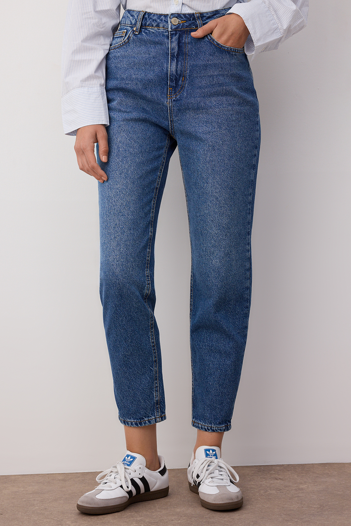 Trendyol Collection Blugi mom cu talie înaltă albastri TWOSS23JE00085