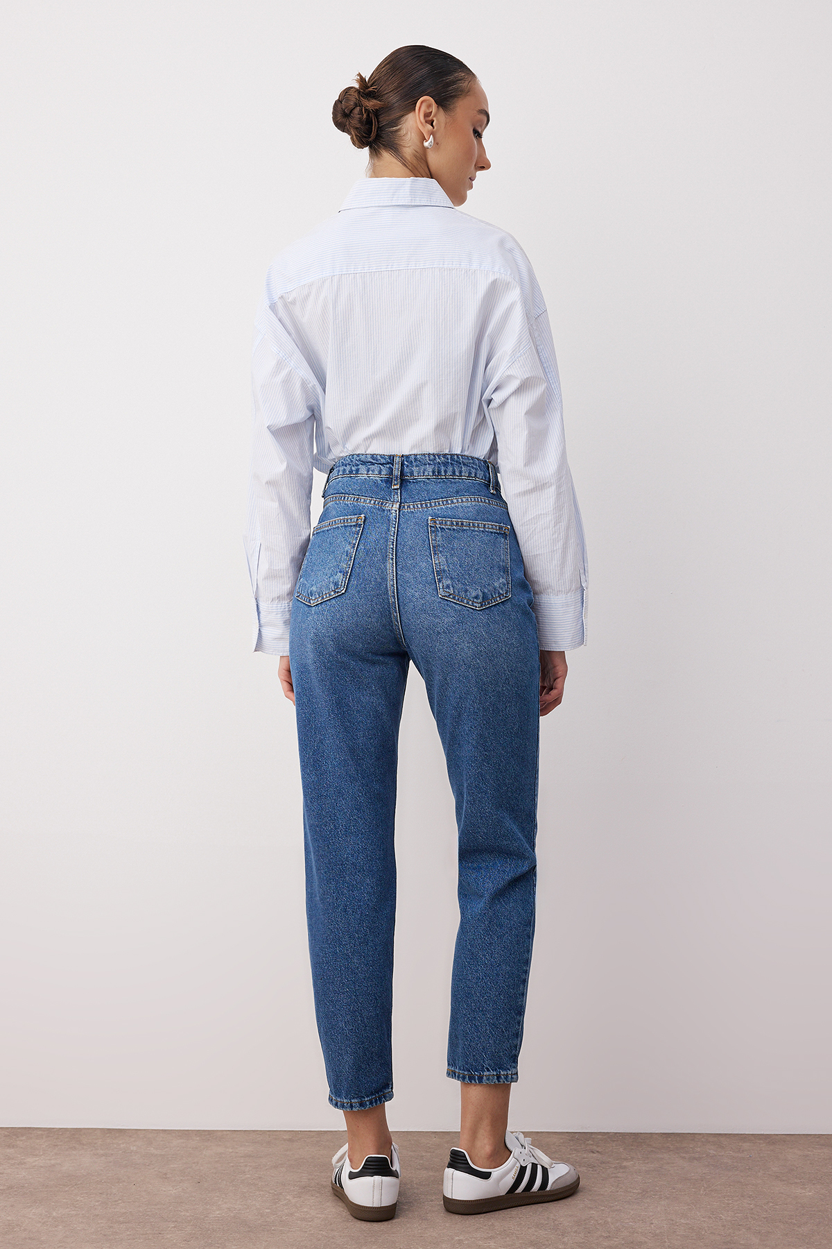 Trendyol Collection Blugi mom cu talie înaltă albastri TWOSS23JE00085