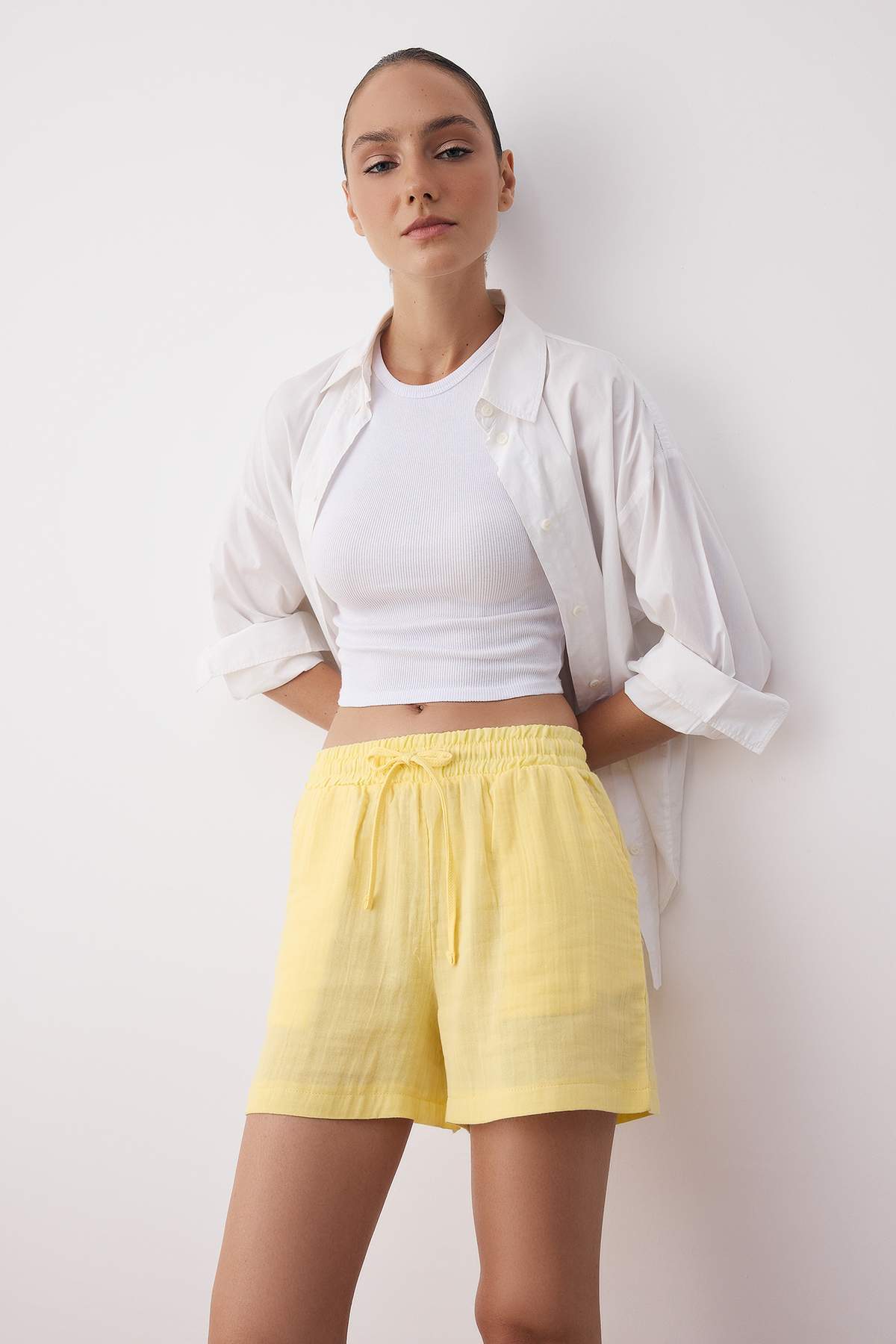 Trendyolmilla  Sarı Müslin Beli Lastikli Yüksek Bel City Boy Şort & Bermuda TWOSS25SR00233