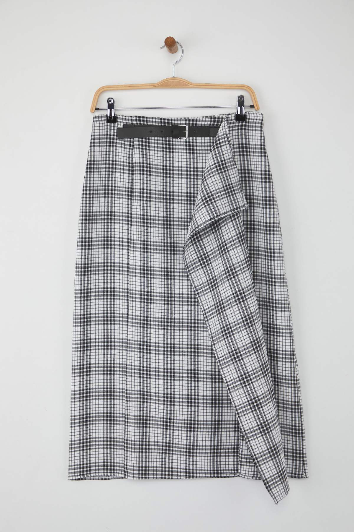 Trendyolmilla  Özel Koleksiyon Siyah Ekoseli Midi Kemer Detaylı Etek TWOAW26ET00071 - Görsel 6