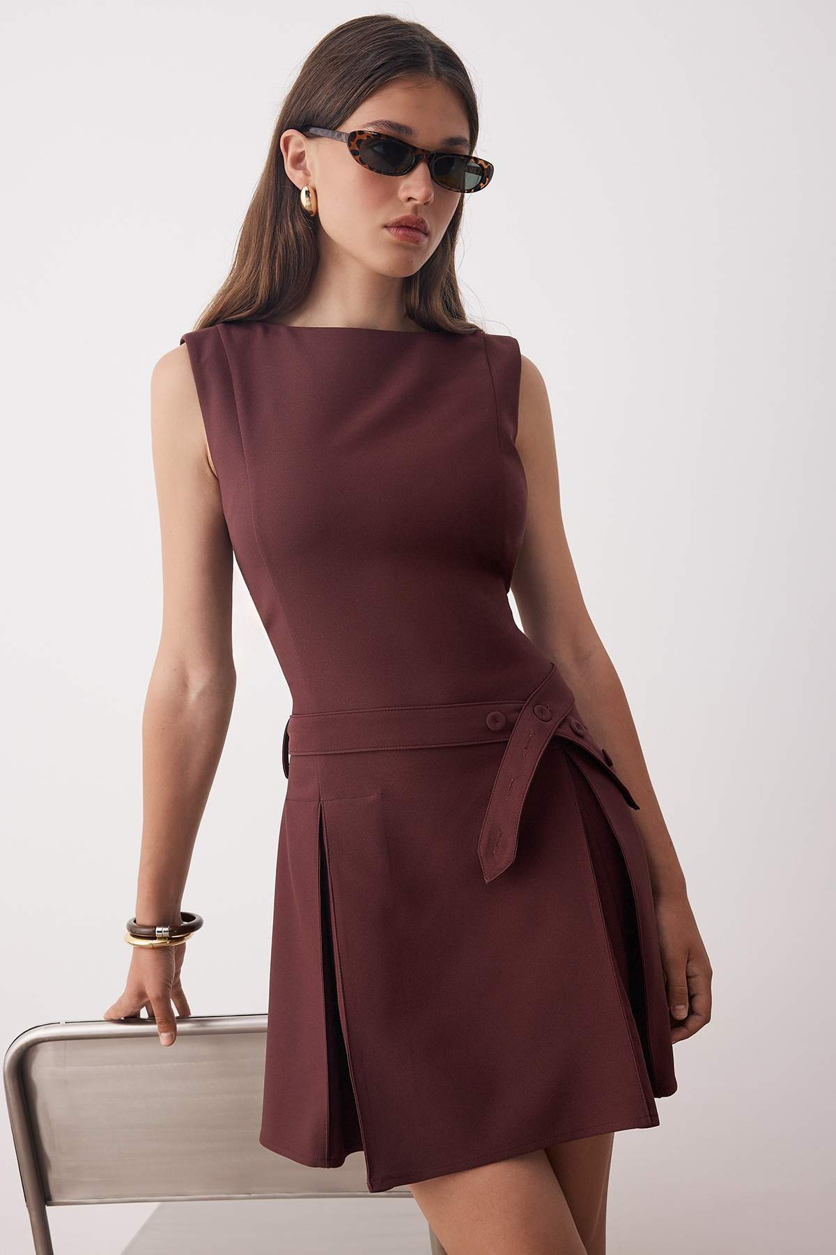 Trendyolmilla  Özel Koleksiyon Kahverengi Kemeri Pileli Mini Dokuma Elbise TWOAW26EL00079 - Görsel 6