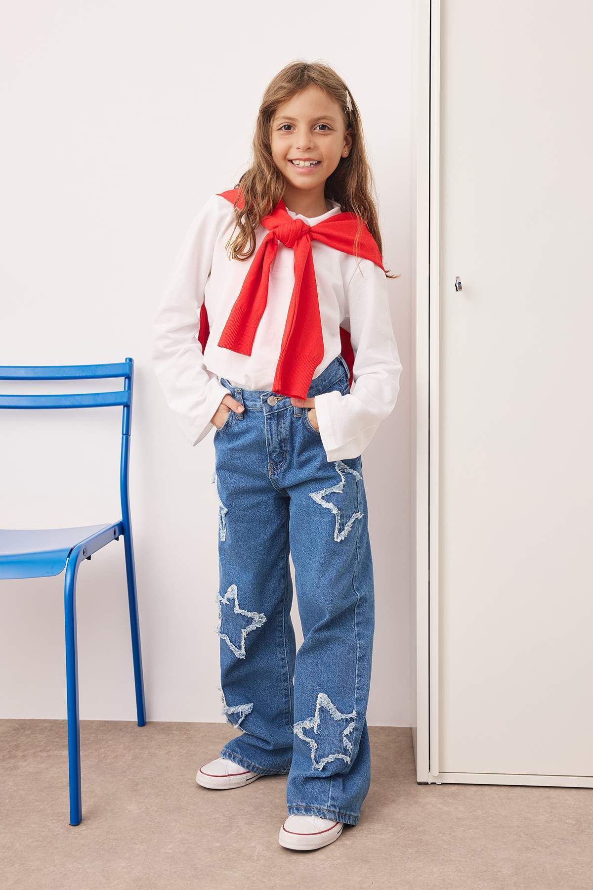 TRENDYOLKIDS Blaue Mädchen-Jeanshose mit weitem Bein und Sternmuster aus 100 % Baumwolle mit elastischem Bund TKDAW25PL00001