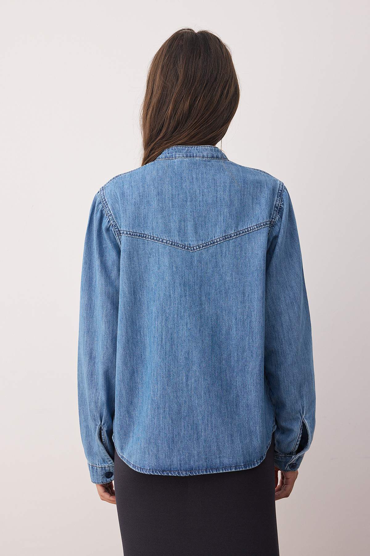 Trendyolmilla  Koyu Mavi Dikiş Detaylı Dik Yaka Denim Gömlek TWOAW26GO00016 - Görsel 4