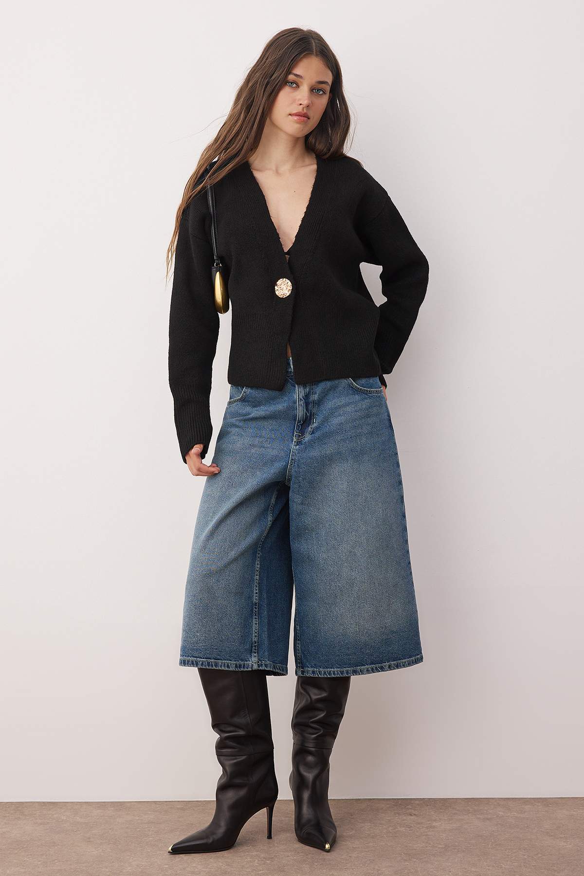 Trendyolmilla  Siyah Yumuşak Dokulu Düğme Detaylı Triko Hırka TWOAW26HI00212 - Görsel 2