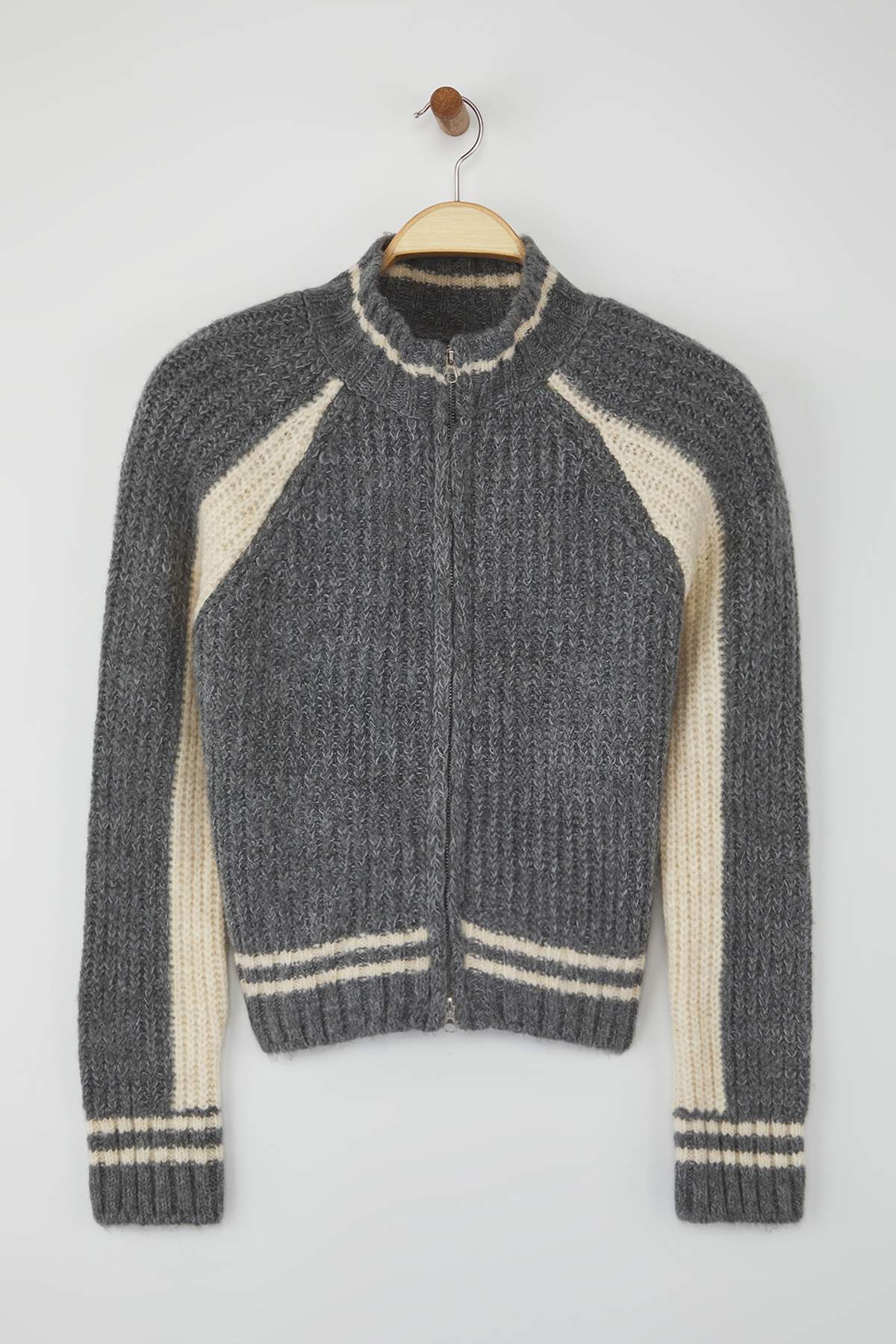 Trendyolmilla  Gri Yumuşak Dokulu Fermuarlı Triko Hırka TWOAW26HI00154 - Görsel 5