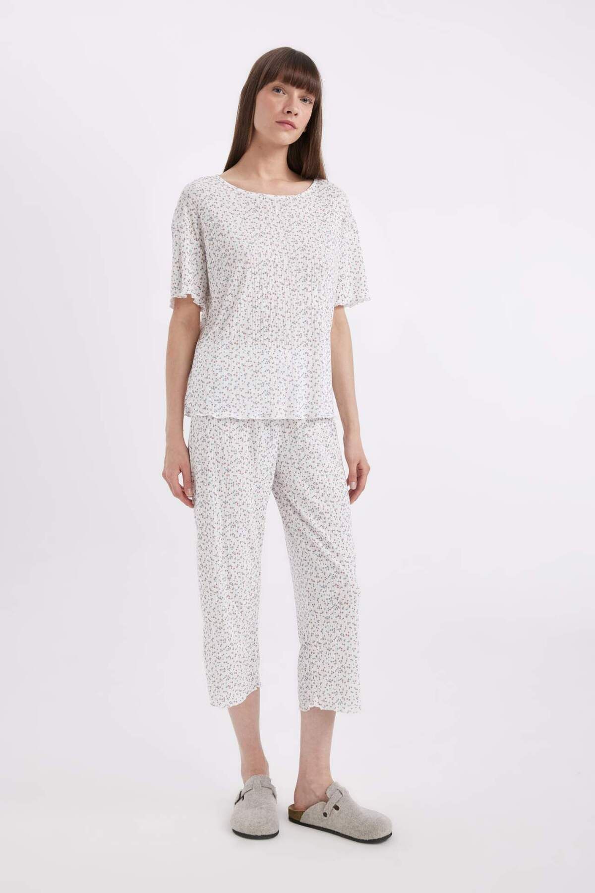 DeFacto-Set pijamale Regular Fit Top cu mâneci scurte cu imprimeu Capri Bottom-Fall in Love D1537AX24SM 2