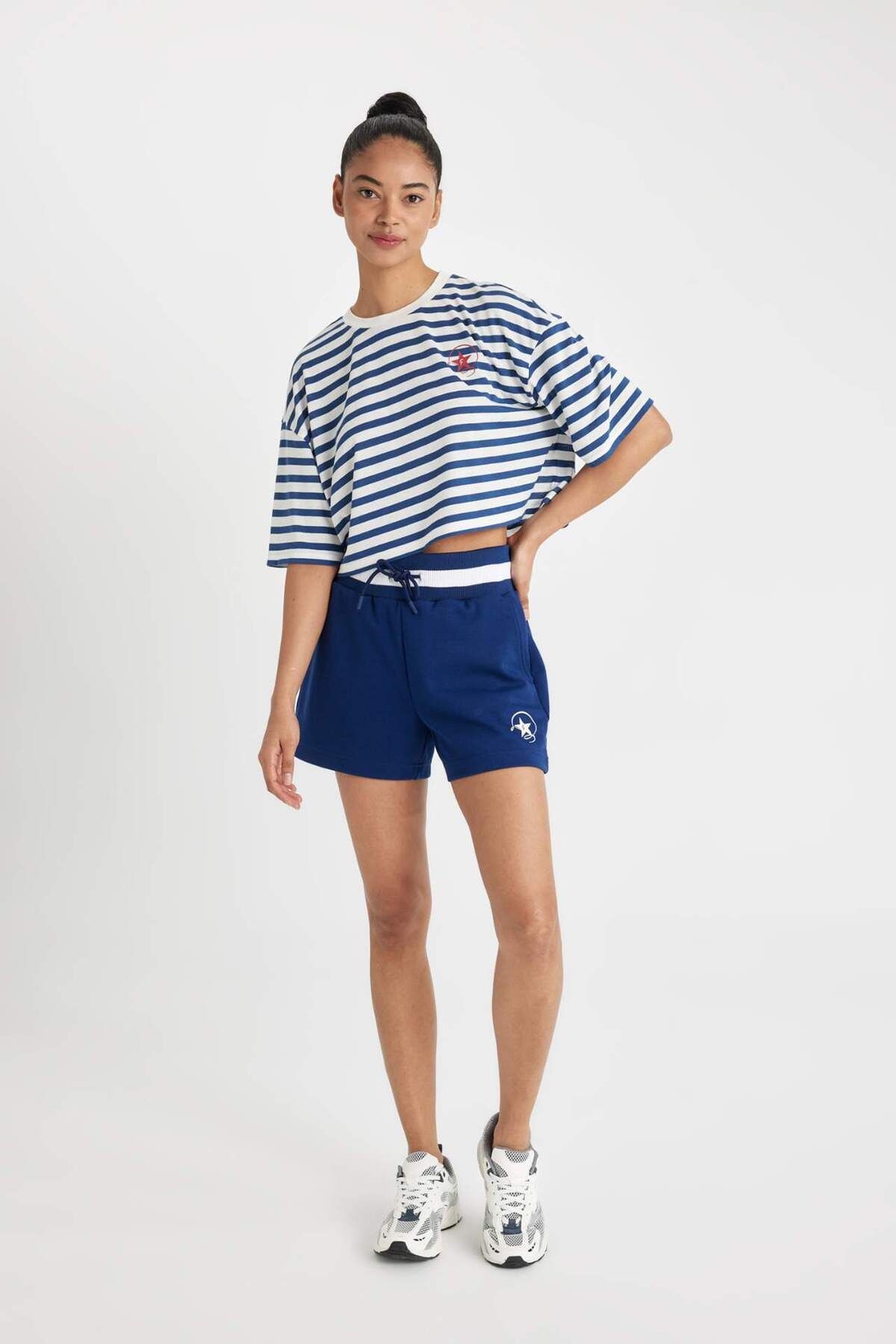 DeFacto-DeFactoFit Standard Fit bedruckte Sports-Shorts aus schwerem Stoff mit kurzen Beinen C5836AX24SM 4