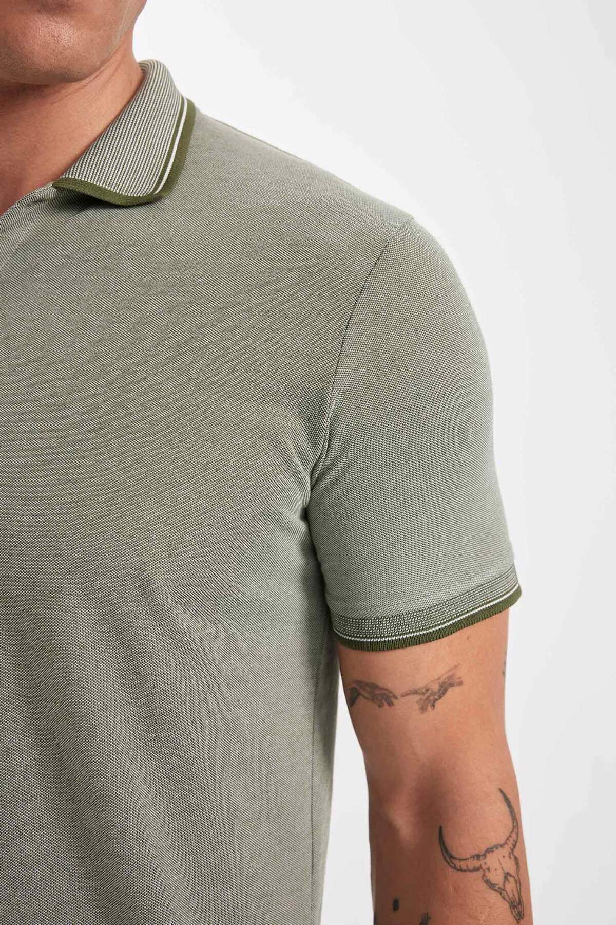 DeFacto-Schmal geschnittenes Baumwoll-T-Shirt mit Rollkragen und Ärmelbändern D0033axns 7