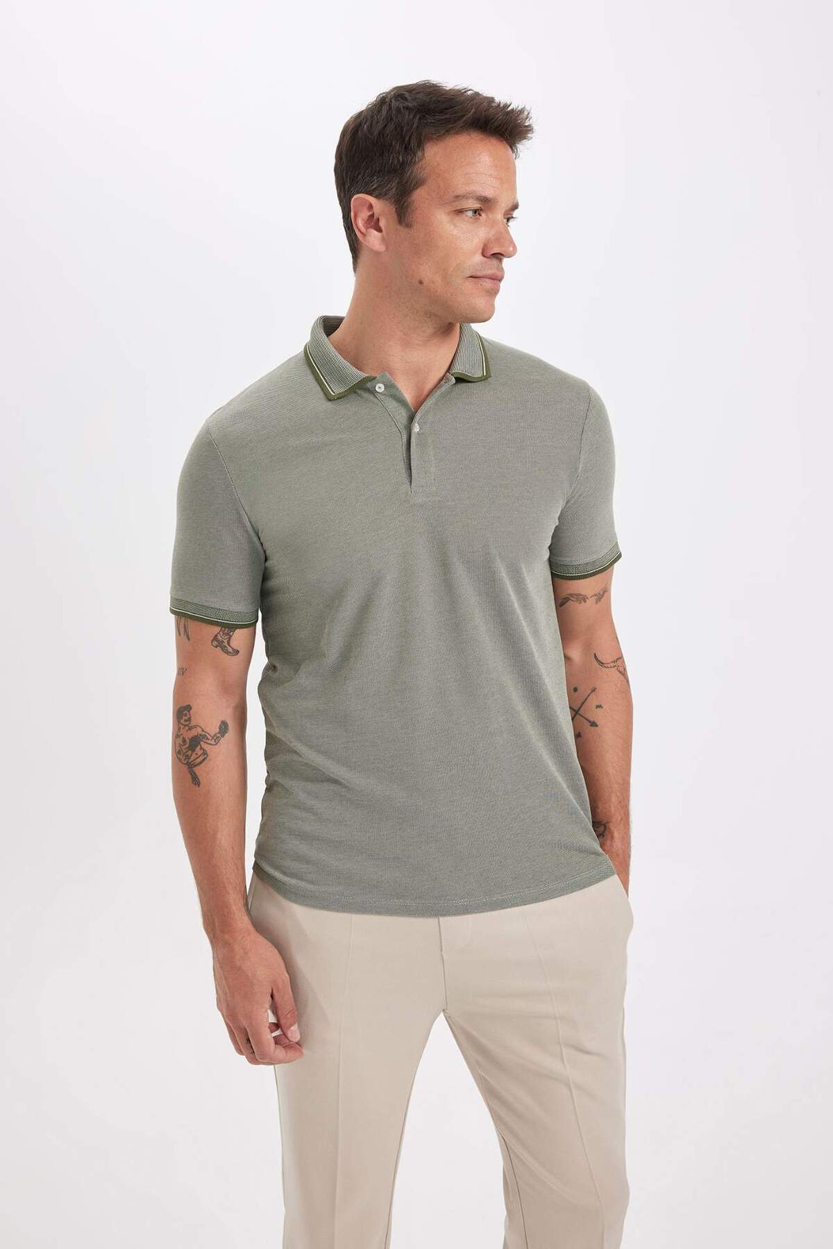 DeFacto-Schmal geschnittenes Baumwoll-T-Shirt mit Rollkragen und Ärmelbändern D0033axns 4