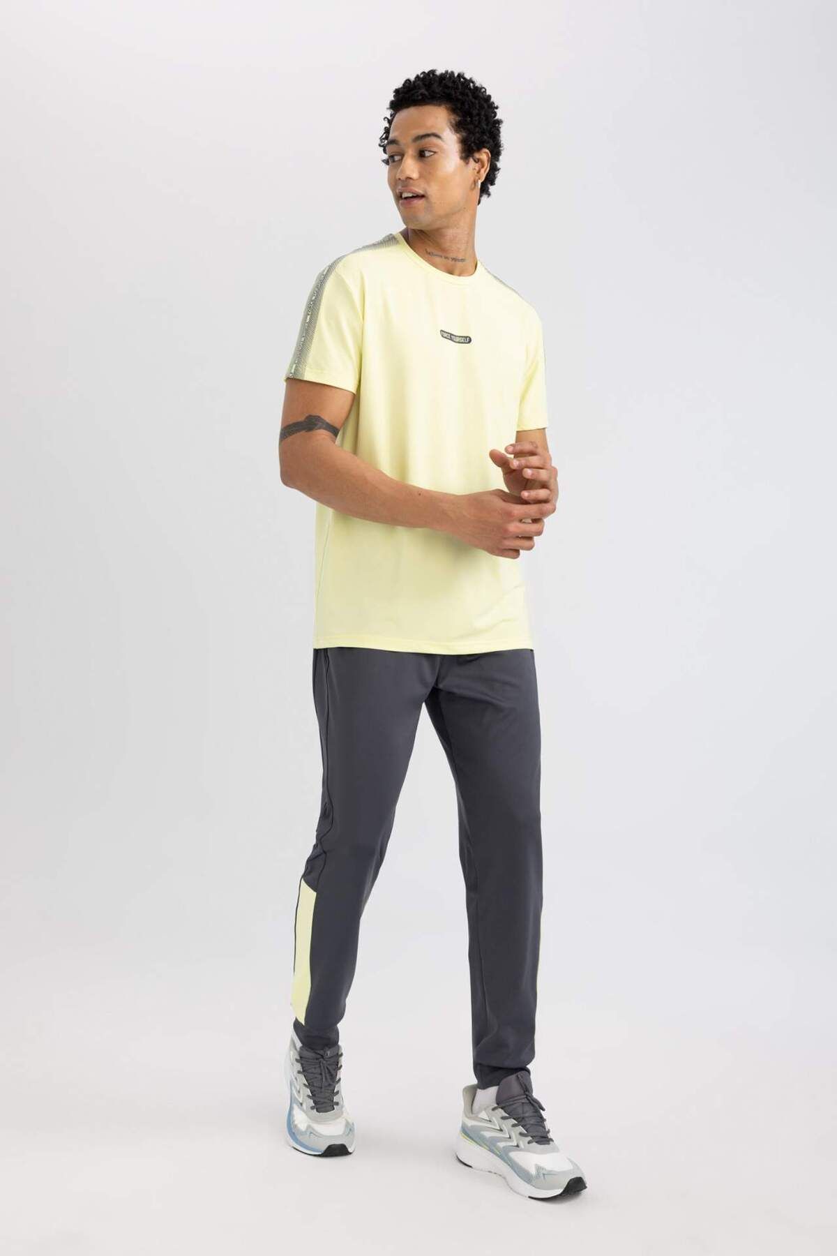DeFacto-Tepláky DeFactoFit Jogger Standard Fit se dvěma kapsami Standardní nohavice Skuba Diver Fabric B5146AX24SP 2