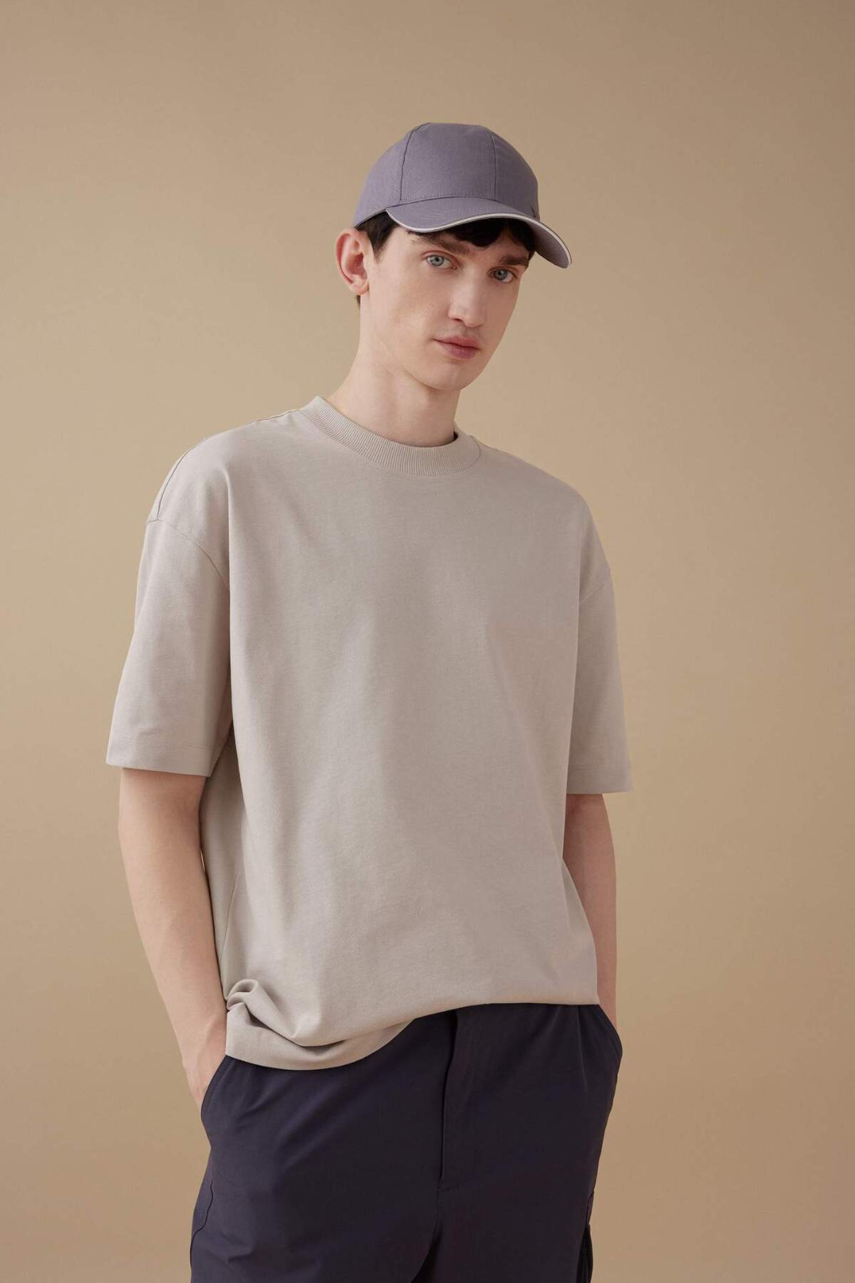 DeFacto-Kurzärmliges T-Shirt mit Rundhalsausschnitt und Übergröße B4933AX24SP 1