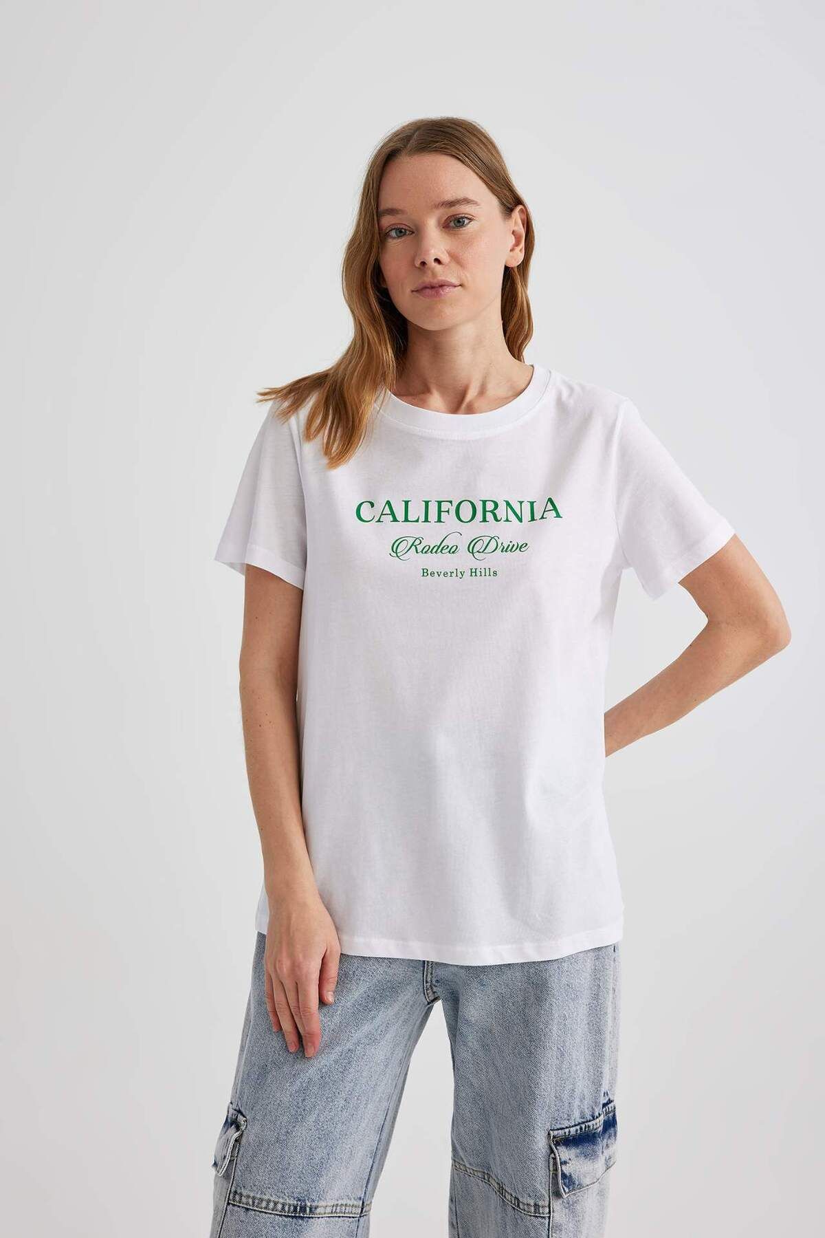 DeFacto-Bedrucktes Kurzarm-T-Shirt mit normaler Passform und Rundhalsausschnitt C2582AX24SM 5