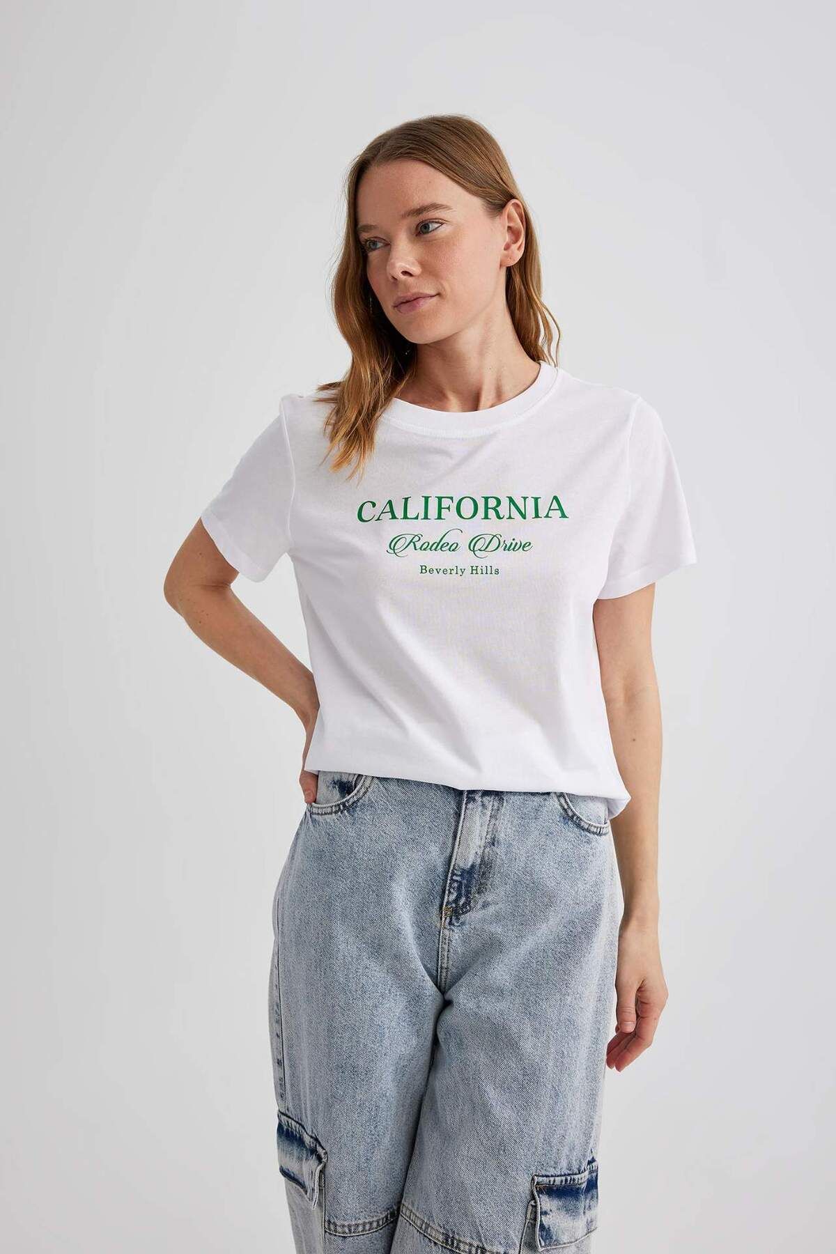 DeFacto-Bedrucktes Kurzarm-T-Shirt mit normaler Passform und Rundhalsausschnitt C2582AX24SM 4