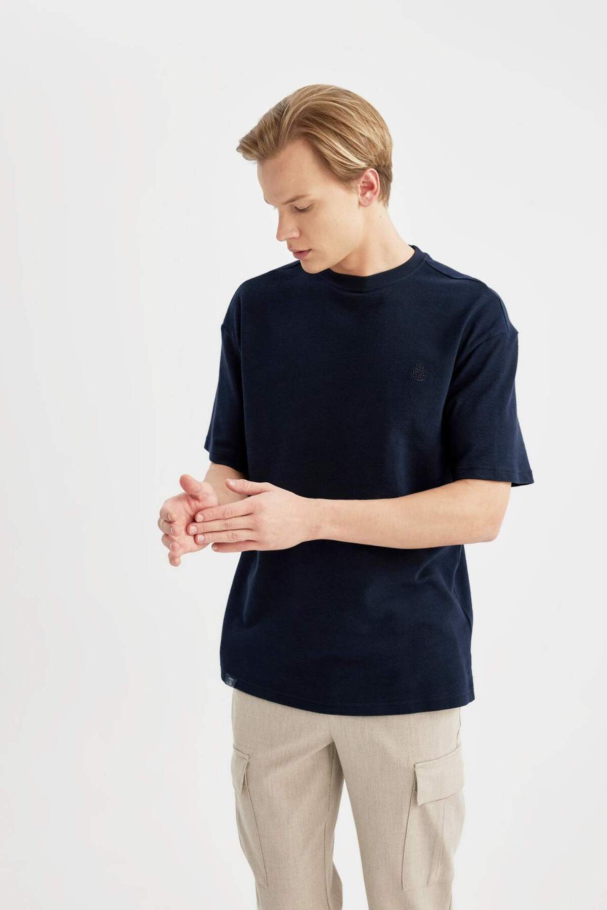 DeFacto-100% pamut Comfort Regular Fit kényelmes szabású nyakú nyomott rövid ujjú póló B5909AX24SP 7