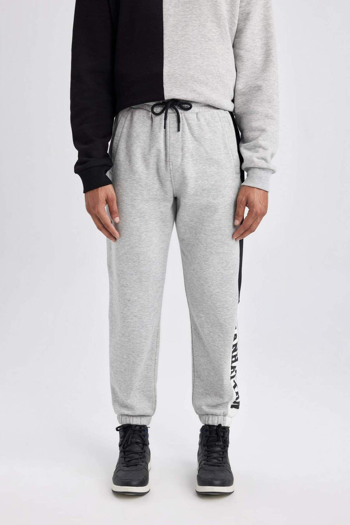 DeFacto-Tepláky DeFactoFit Jogger Standard Fit s dvojitými kapsami s potiskem na elastické nohavice B4488AX24SP 5