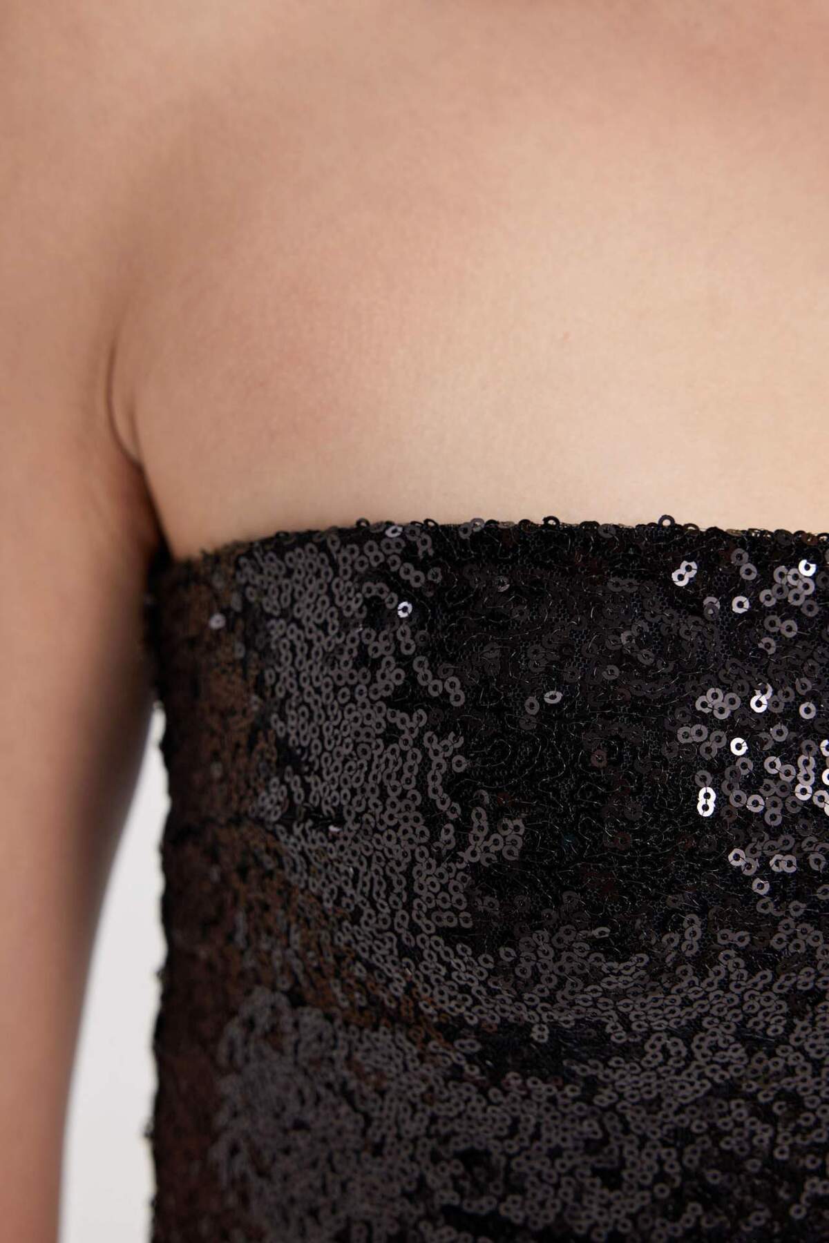 DeFacto-Slim Fit, schmal geschnittene, trägerlose Pailletten-Stoffbluse B7637AX23WN 6