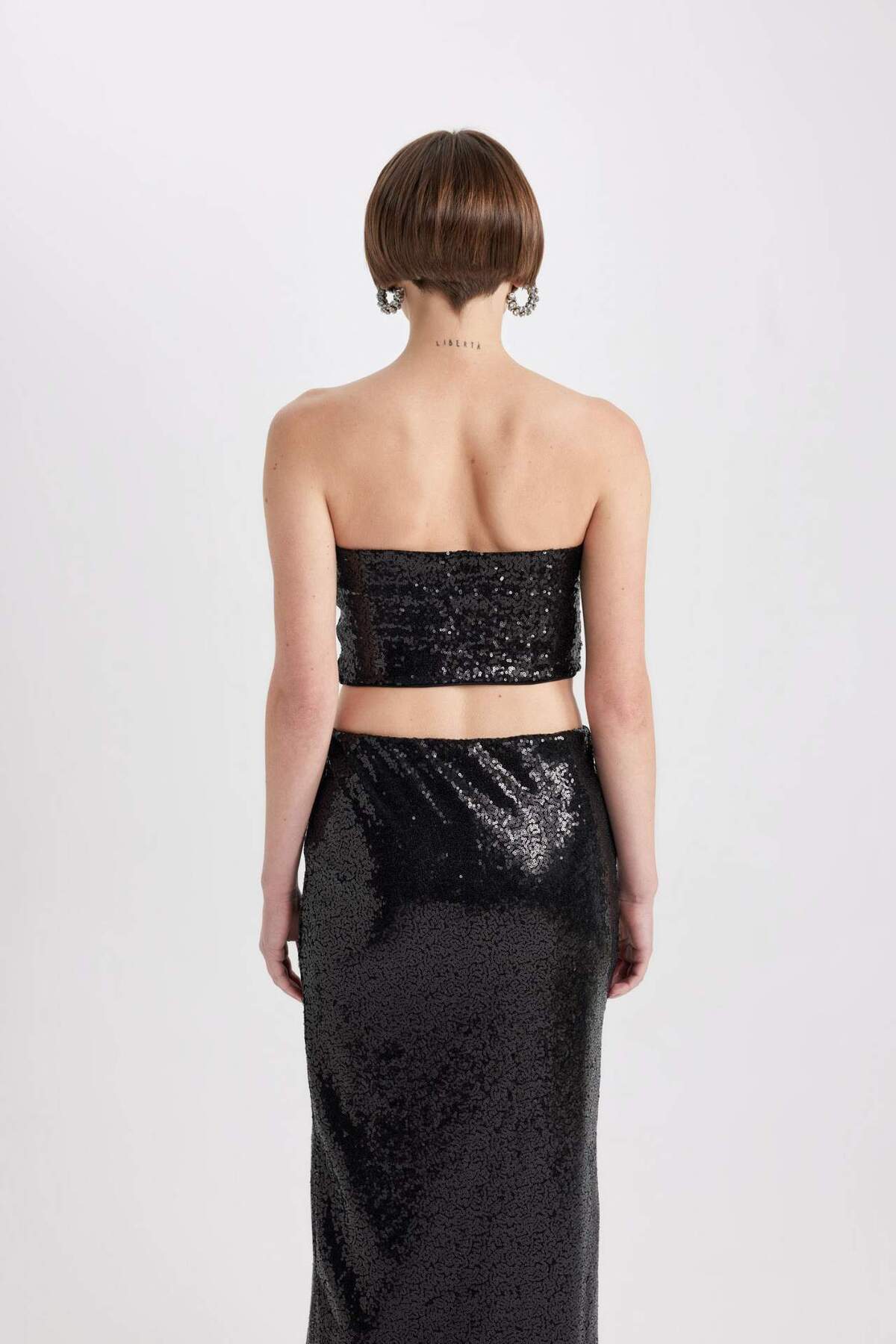 DeFacto-Slim Fit, schmal geschnittene, trägerlose Pailletten-Stoffbluse B7637AX23WN 7