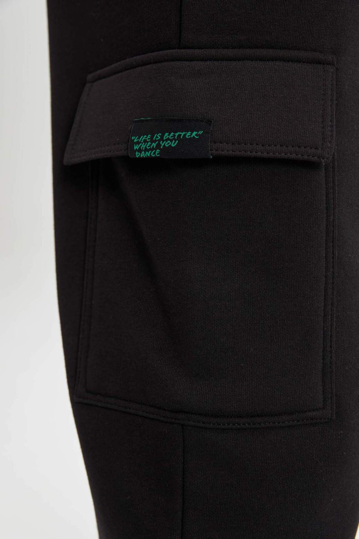 DeFacto-Jogginghose mit normaler Passform, weites, lockeres Bein mit Cargotaschen B1393AX23WN 8