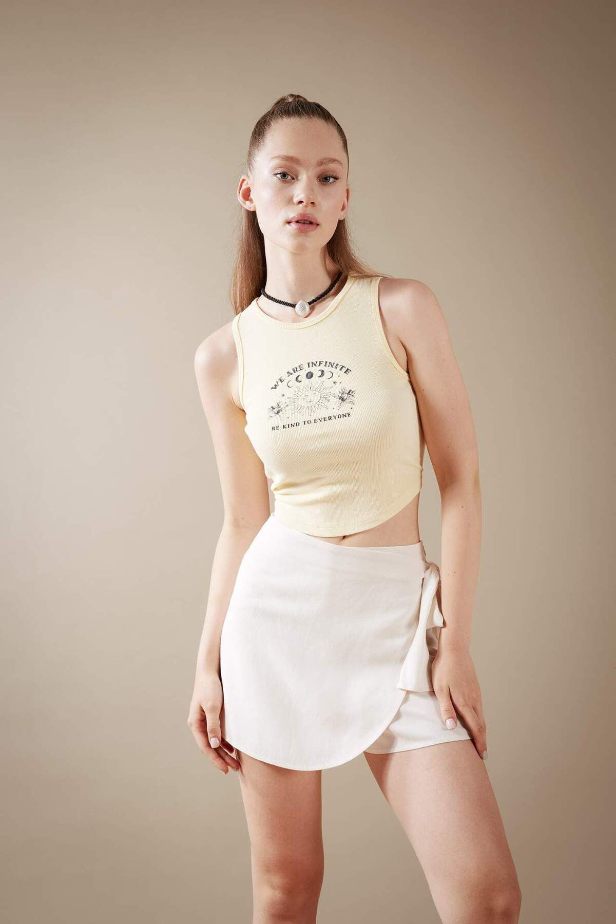 DeFacto-Tailliertes, bedrucktes, geripptes Camisole-Unterhemd mit Rundhalsausschnitt, waschbares Unterhemd mit verblasstem Effekt B1297AX23HS 1