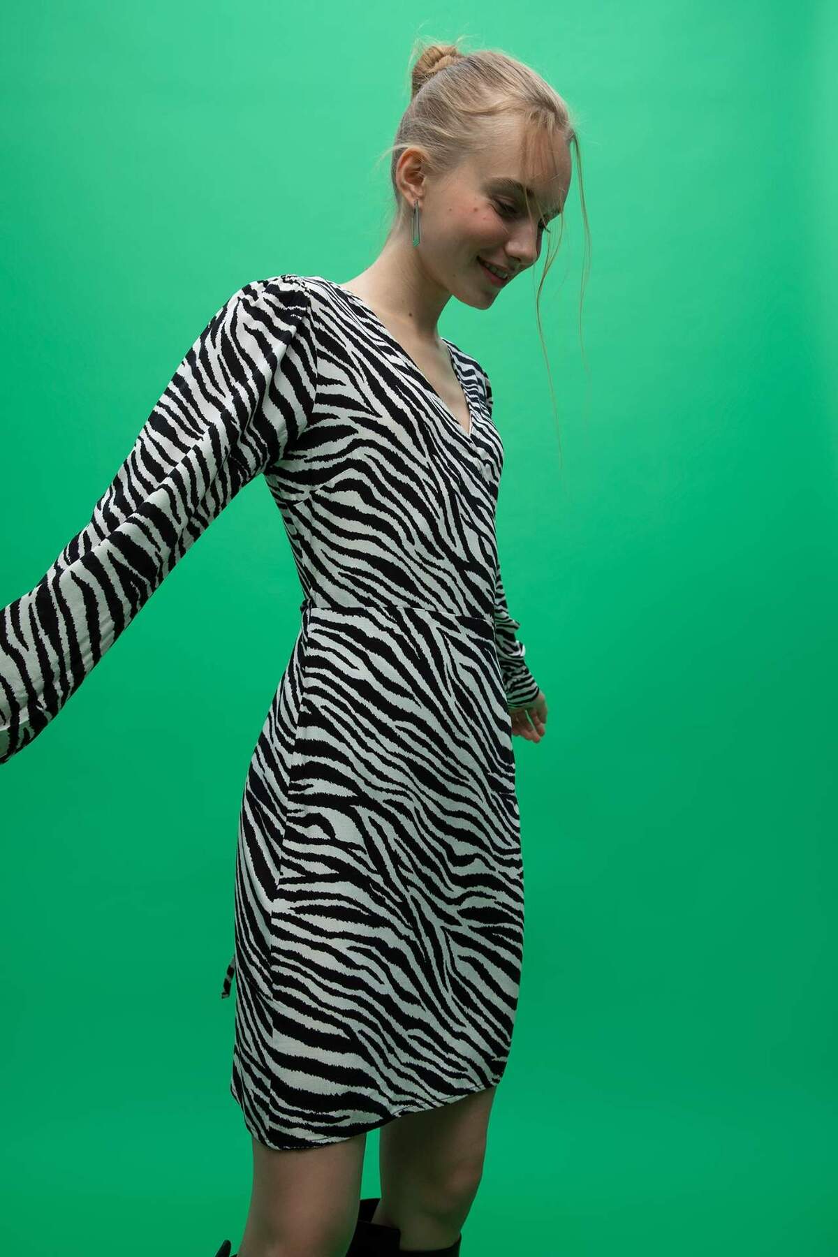 A Cut V Neck Zebra Pattern Long Sleeve Mini Dress Y5061AZ22AU