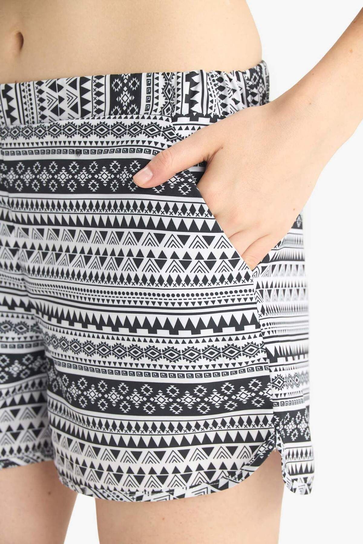 DeFacto-Fall in Love Mini-Badeshorts mit Schnürung in der Taille und Ethno-Print T5232AZ21SM 5