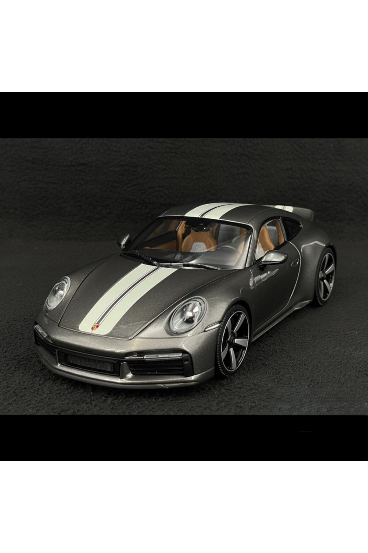 Minichamps 1:18 Porsche 911 (992) Sport Classic Coupé 110069201