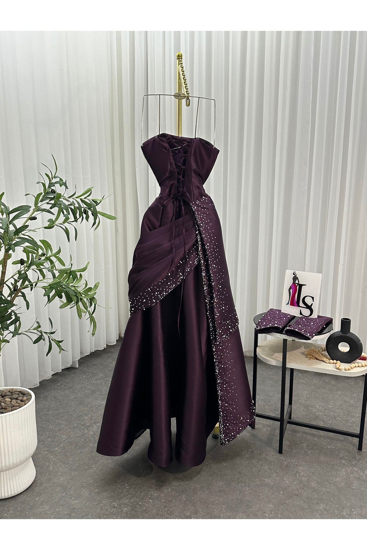 Diva style-Modern and distinctive evening dress with separate sleeves and embroidered Mikado fabric 5