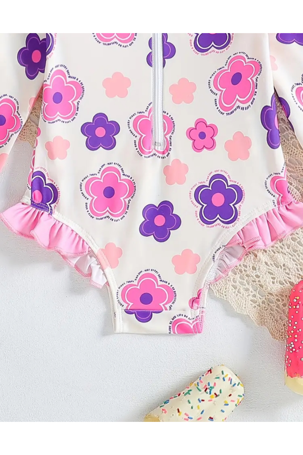 MODA Kız Çocuk Pembe Mor Çiçek Desenli Uzun Kollu Fırfırlı Mayo ve Şapka Takımı fotoğrafı 3 (önizleme)