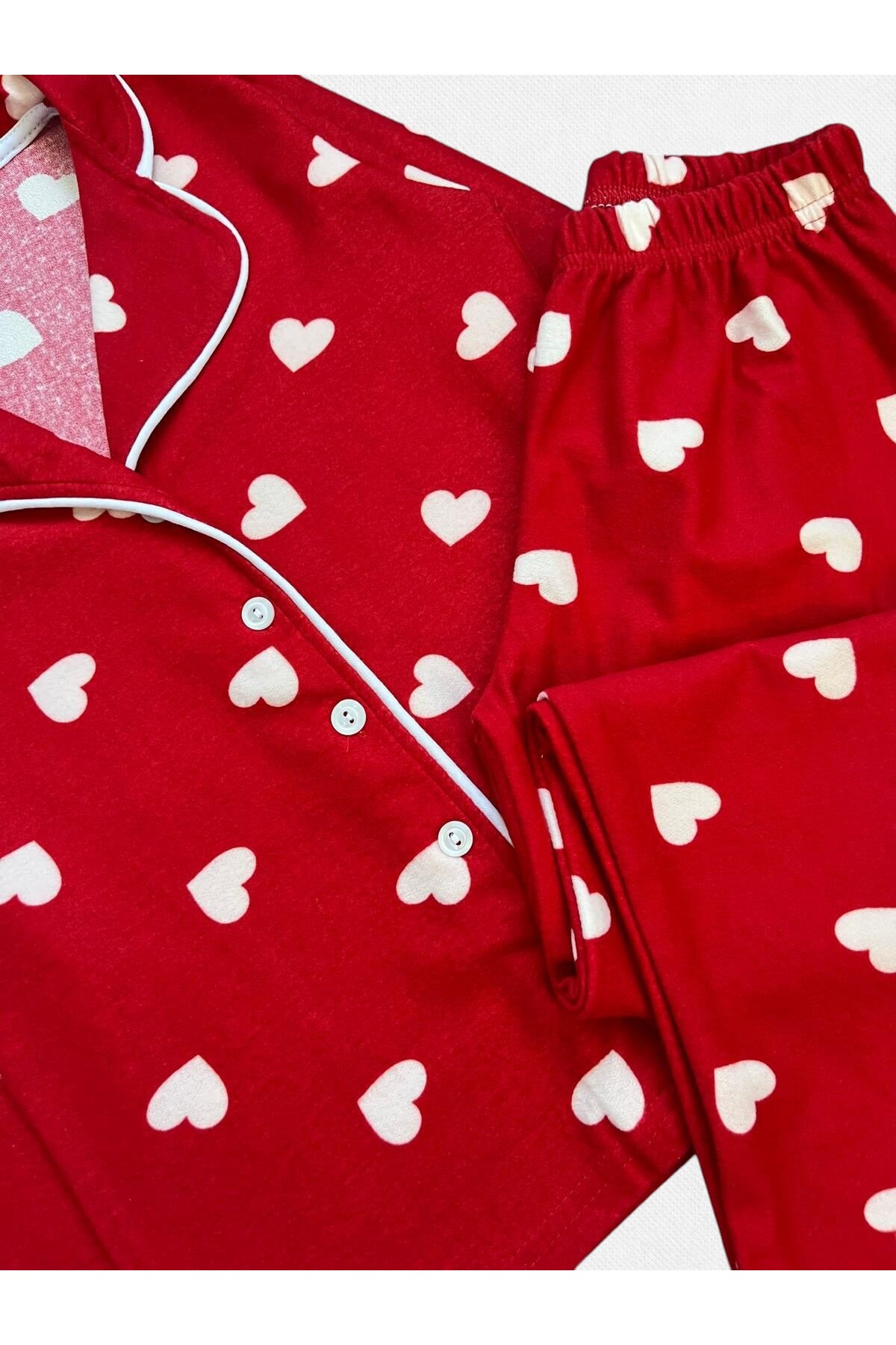Fil Kids Kız Çocuk Pamuklu Kumaş Süet Kırmızı Kalp Desen Beyaz Biyeli Uyku Bantlı Gömlek Yaka Pijama Takımı fotoğrafı 4 (önizleme)