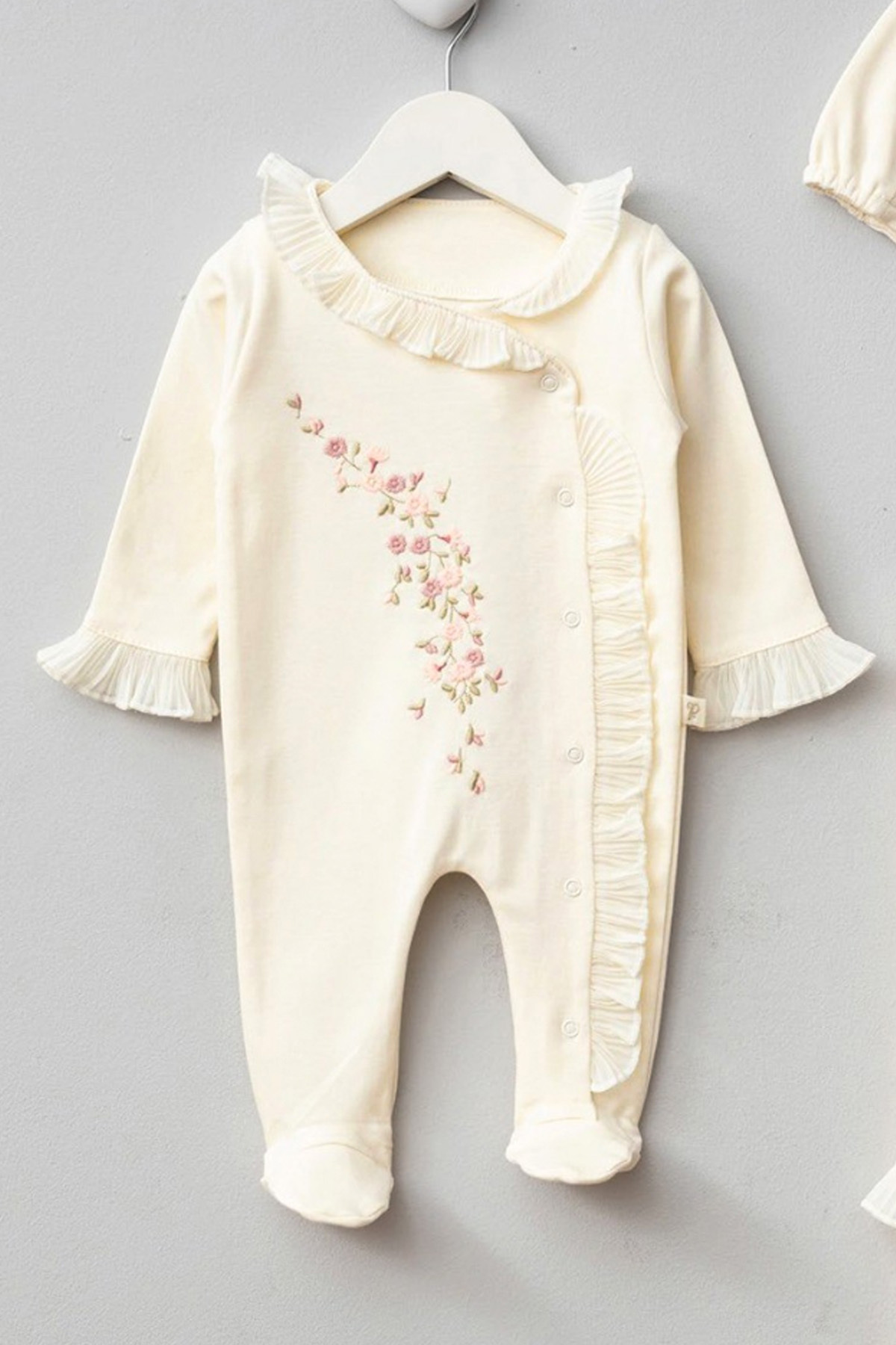 Sitilin Kız Bebek % 100 Pamuk Natural Çiçek Nakışlı Dantel Detaylı 3'lü Hastane Çıkışı Seti STL7078 fotoğrafı 2 (önizleme)