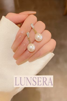 LUNSERA adın Altın Renkli İnci Sallantılı Küpe – Zarif ve Şık Tasarım