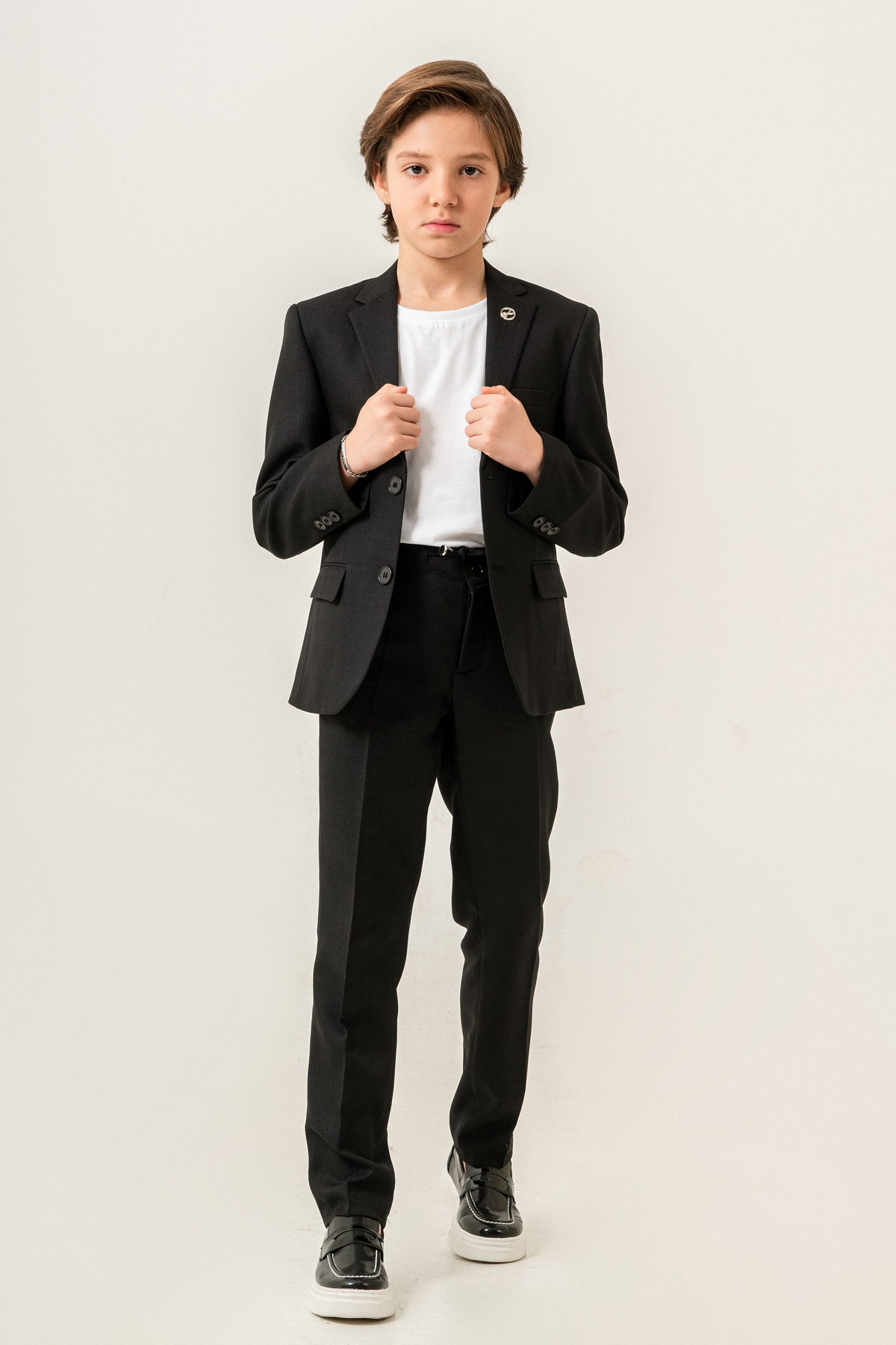 Atlas Kids Keten Jogger Erkek Çocuk Takım Elbise – Ceketli Pantolonlu Tişörtlü Yaka Broşlu 4’lü Set fotoğrafı 7 (önizleme)