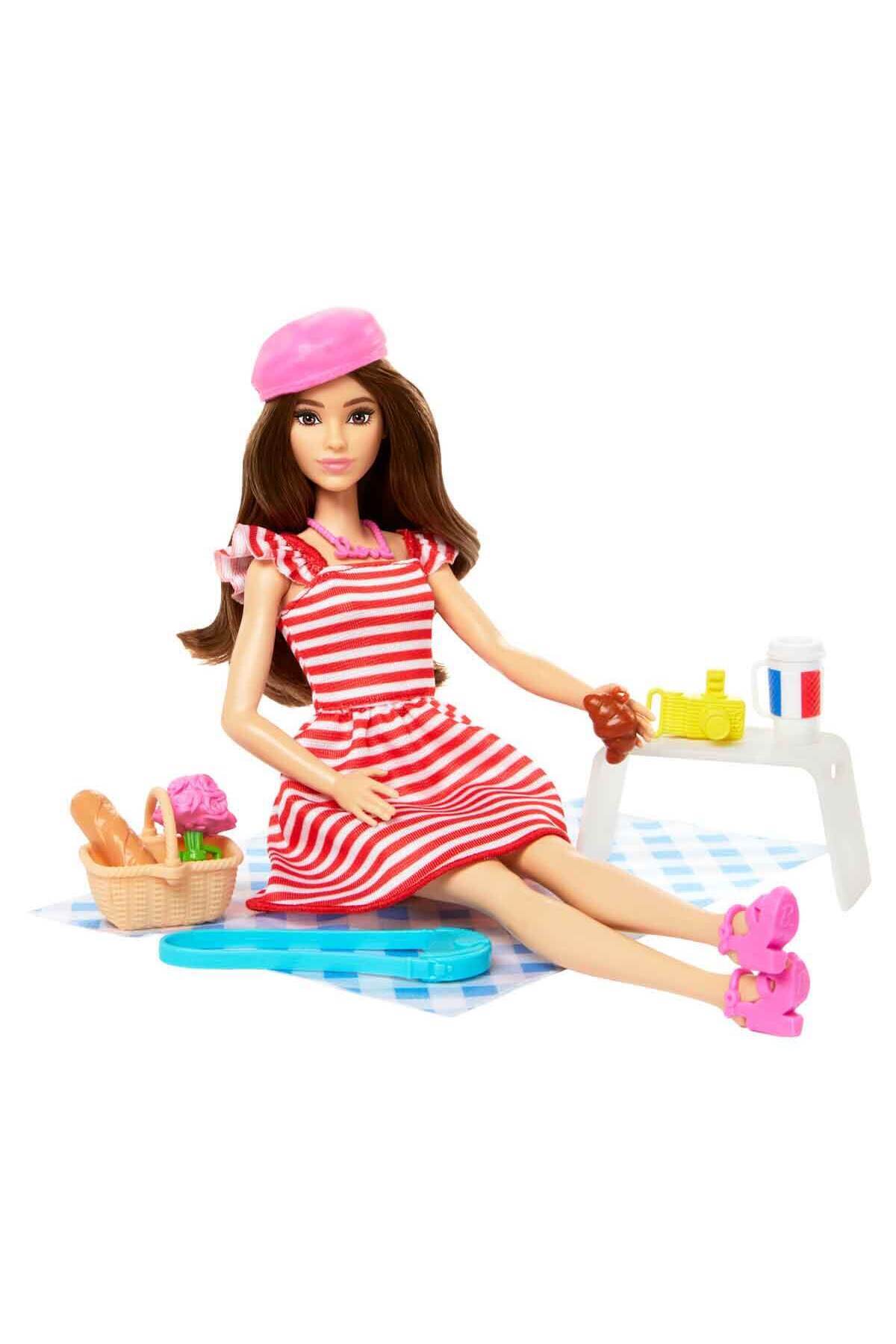 Barbie Dünyayı Geziyoruz Paris Macerası Bebek ve Aksesuar Seti
